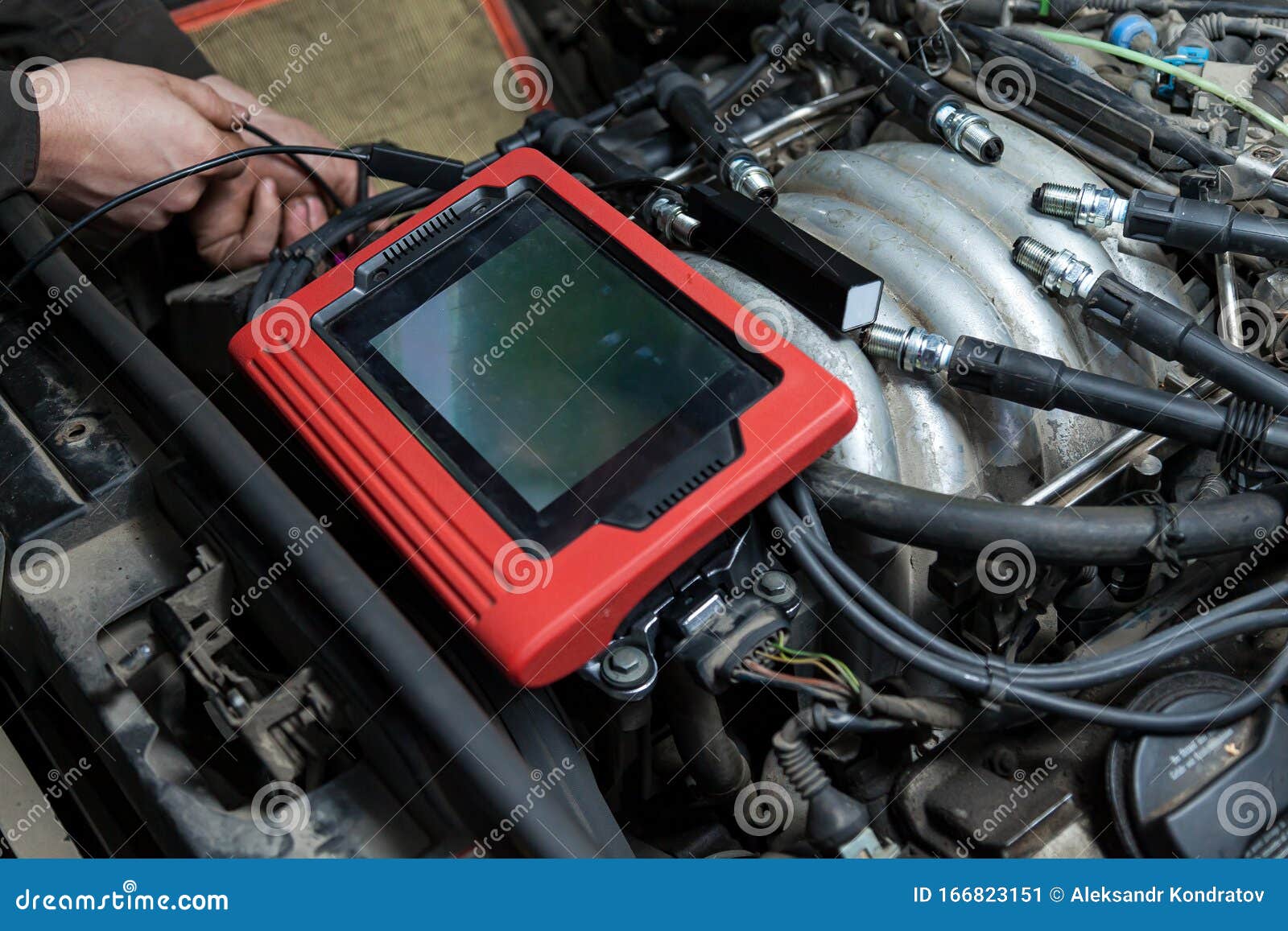 Checking the Condition of the Surface of the Engine Cylinders Using an