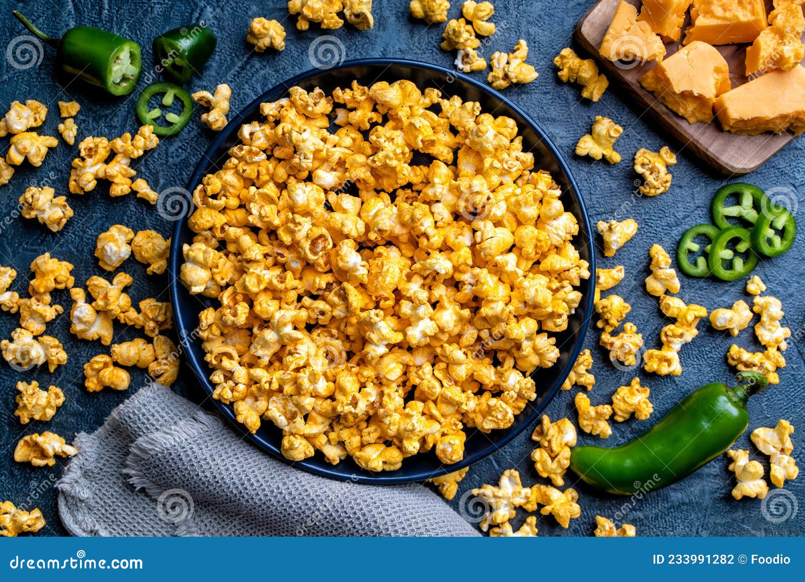 Cheddar jalapeno popcorn photo stock. Image du maïs 233991282