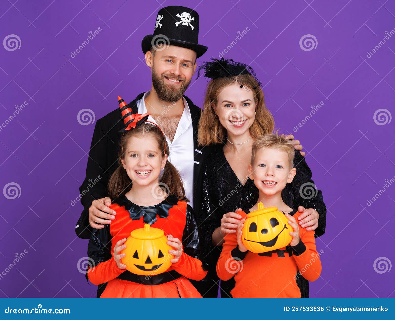 Resultado de imagem para fantasia familia  Family halloween costumes,  Family costumes, Halloween costumes