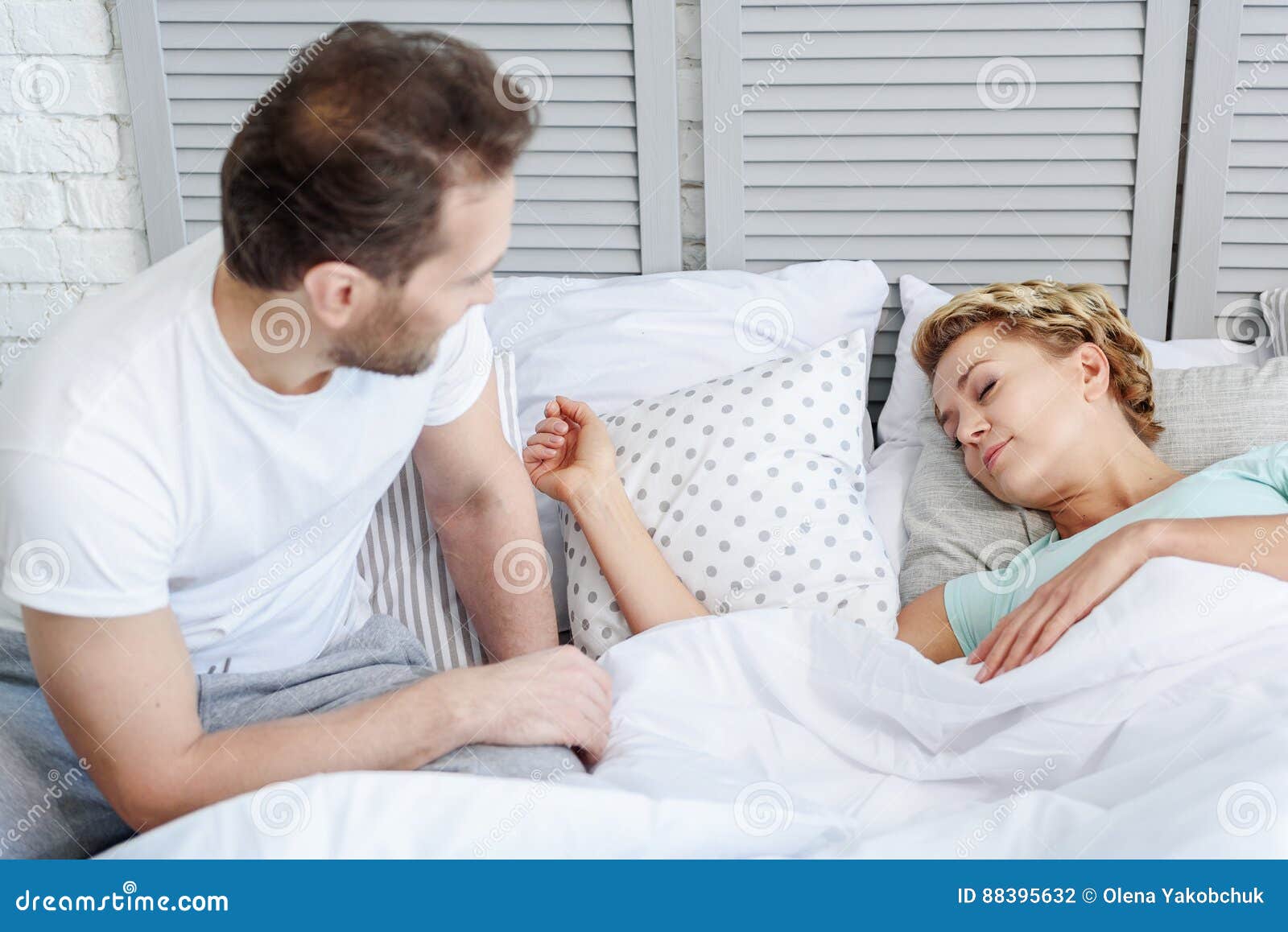 Спящие жены новое. Жена охраняет мужа фото. Как мужчина покрывает женщину фото.