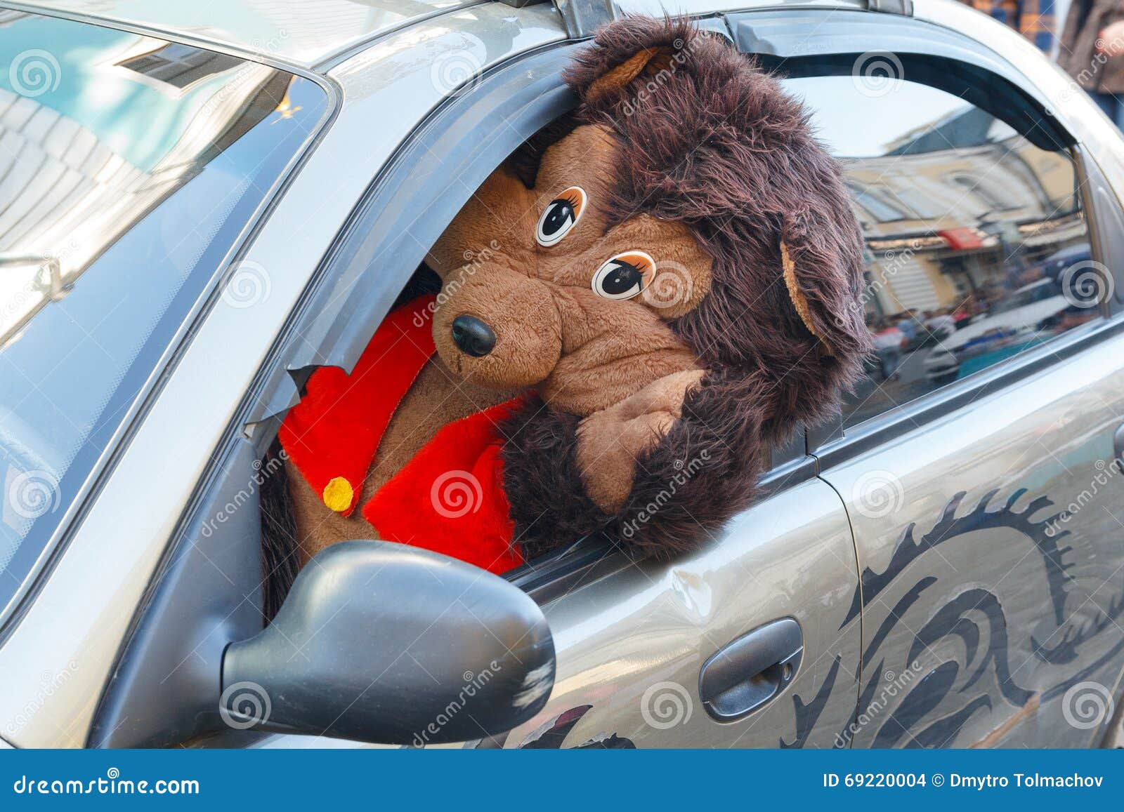teddy in car