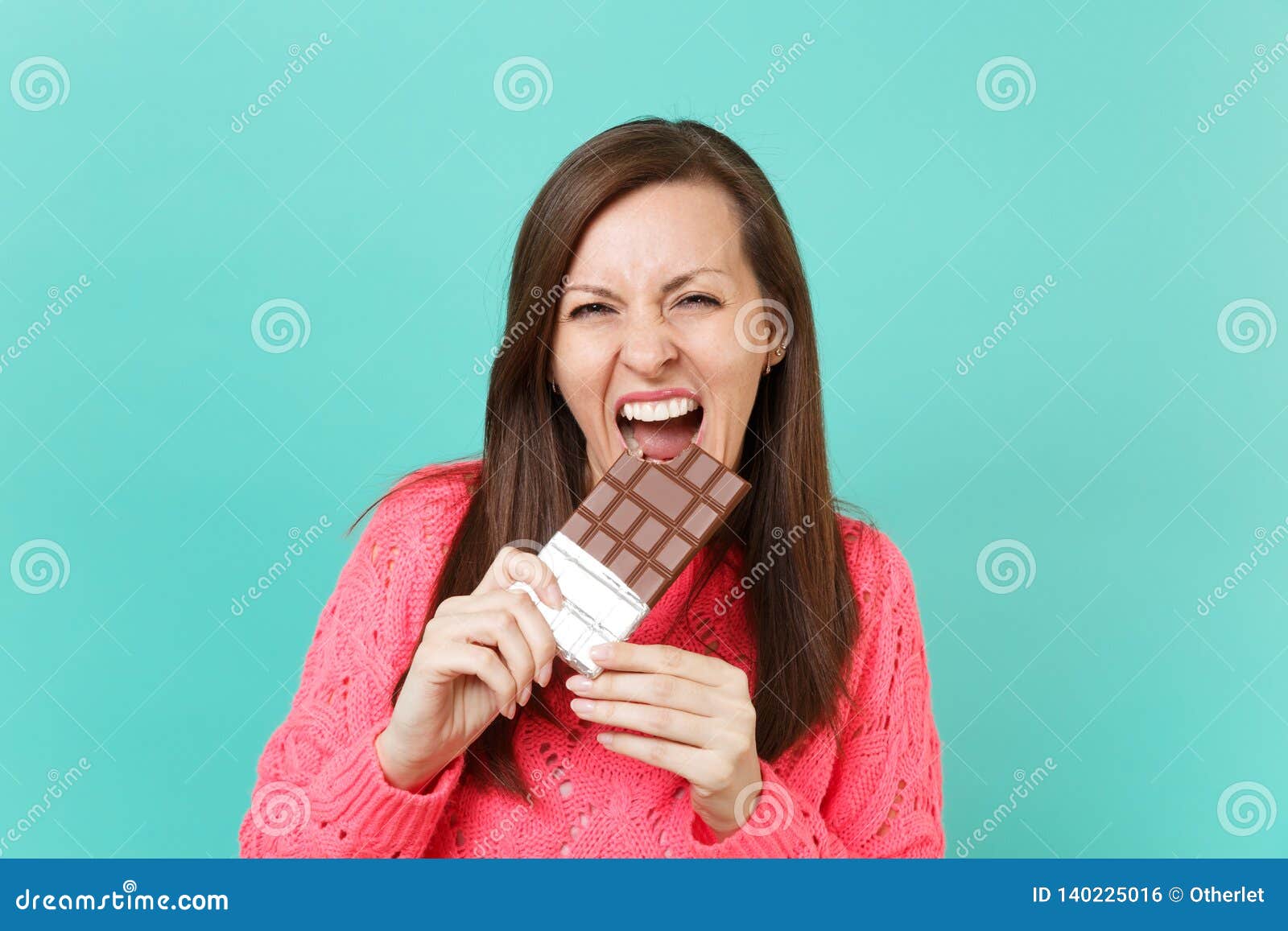 Дядя тянет руку в руке шоколадка. Девушка держит шоколад в руке. Девушка держит в руке батончик. Девушка держит в руках шоколадку. Рука держит батончик.