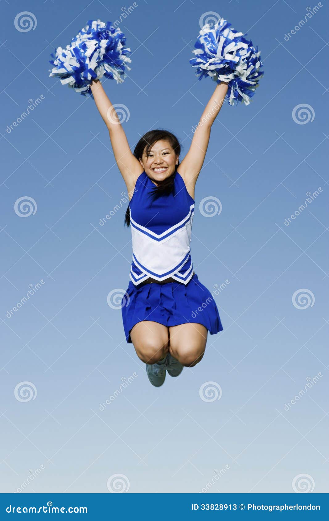 Cheerleader With Pompoms In Mitten In Der Luft Gegen Himmel Stockbild Bild Von Schauen Frau 33828913