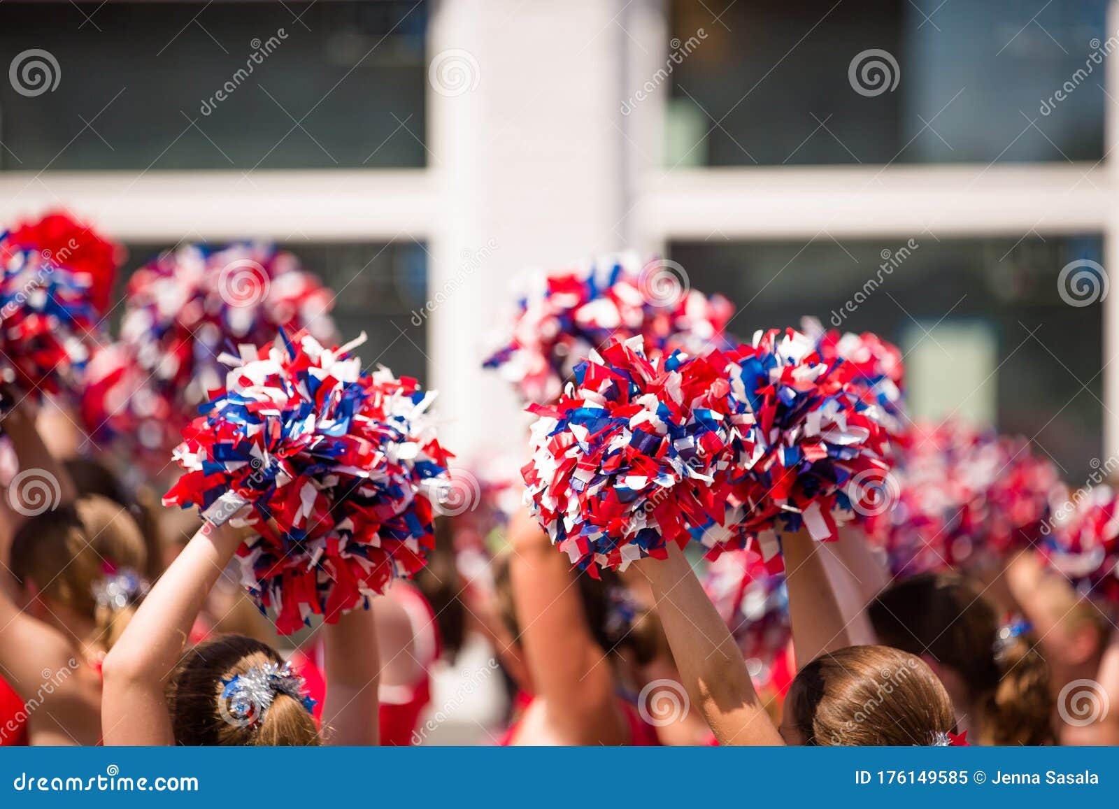 Cheerleader Salutano I Fiocchi Rossi Bianchi E Blu Durante La Parata Del 4  Luglio Immagine Stock - Immagine di giorno, ondeggiamento: 176149585