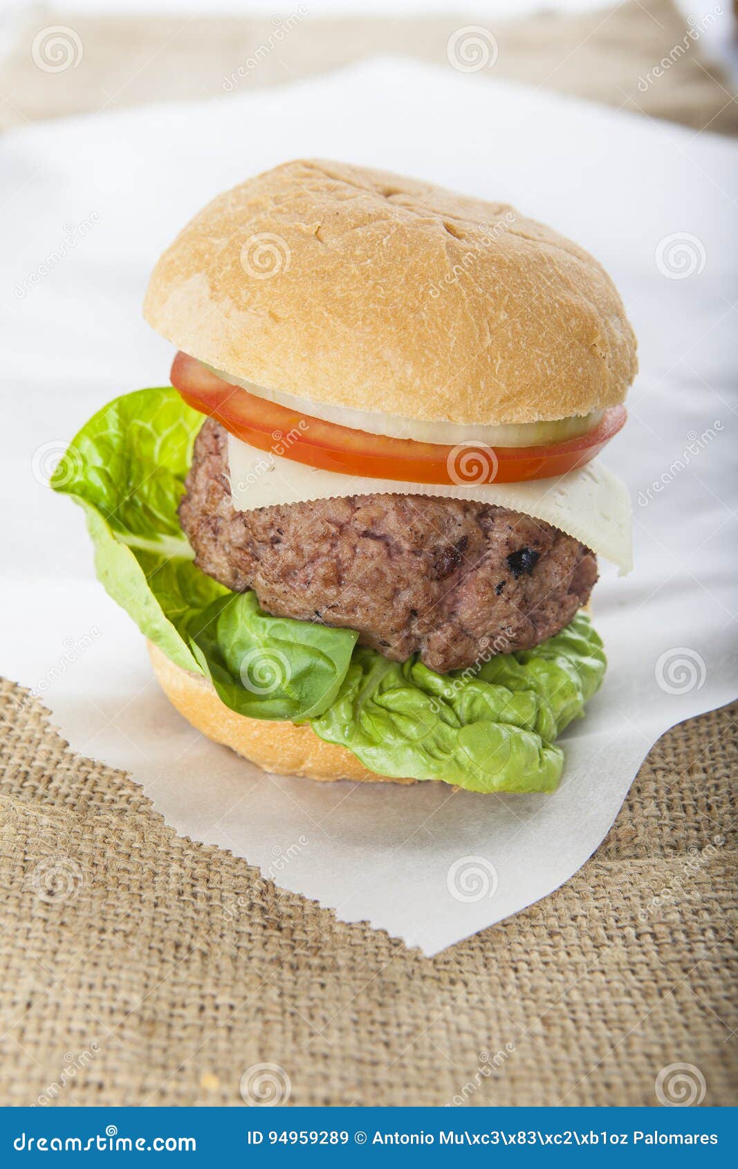 Cheeseburger Americano Classico Dell Hamburger Casalingo Gigante Sul Sacco Immagine Stock Immagine Di Rinforzi Enorme