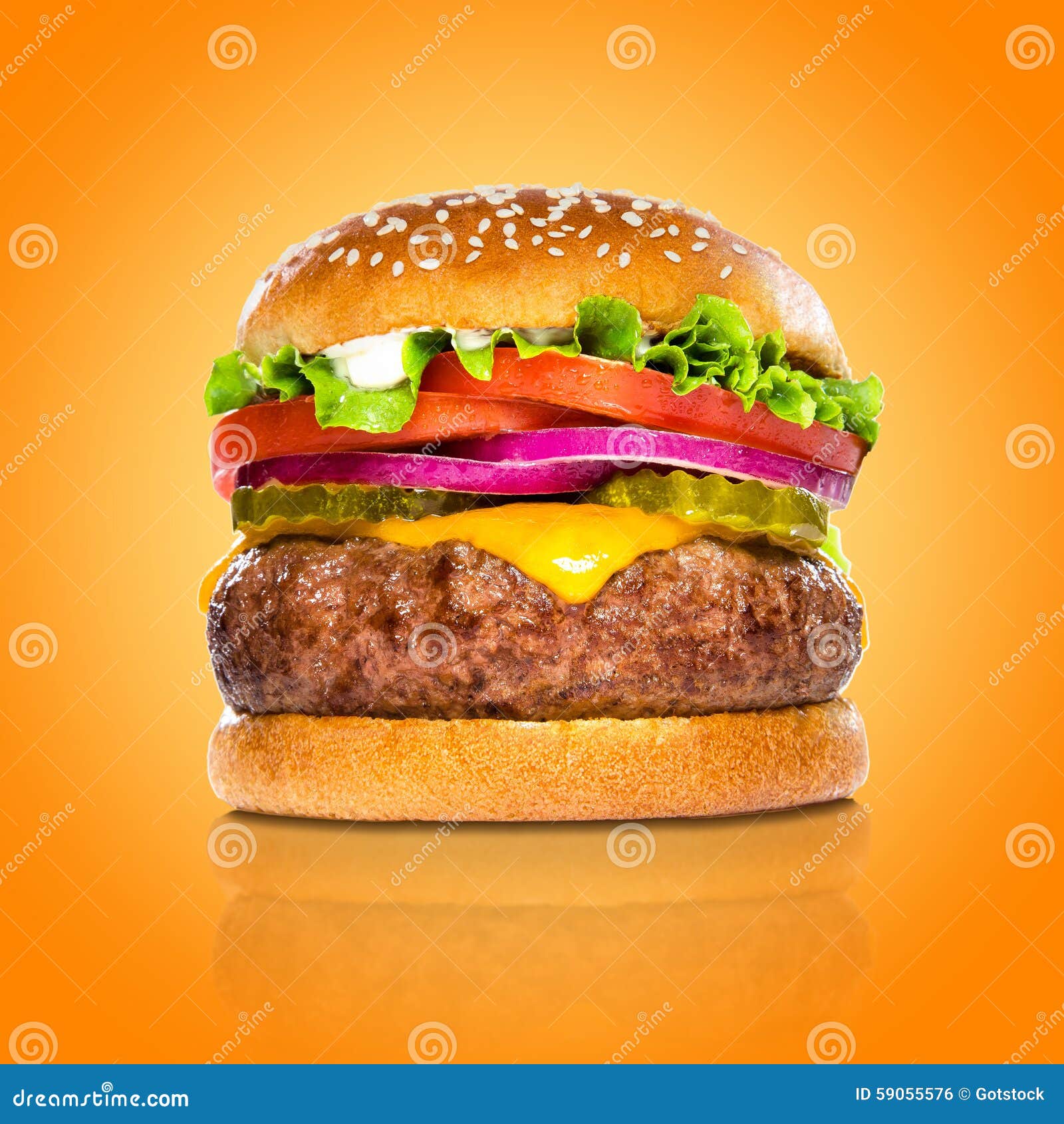 Cheeseburger Americano Dell Hamburger Classico Perfetto Dell Hamburger Isolato Su Fondo Arancio Variopinto Fotografia Stock Immagine Di Alimento Calorie