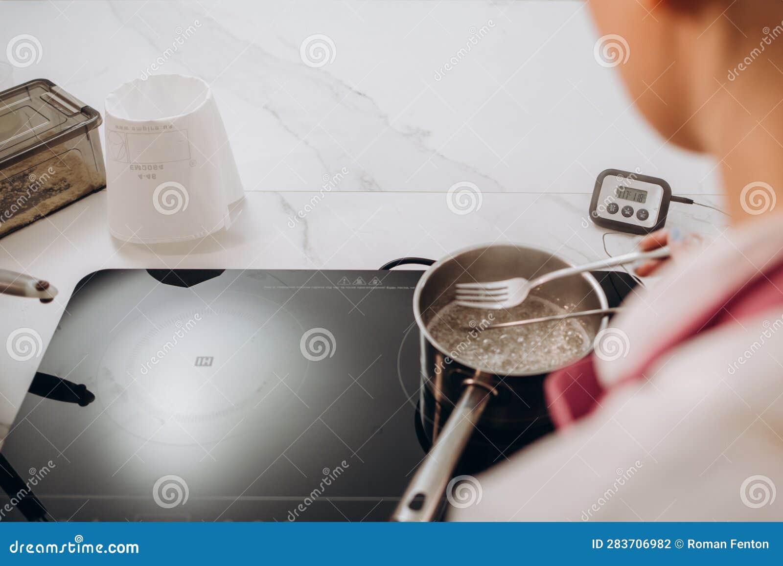 https://thumbs.dreamstime.com/z/chef-checks-temperature-heated-oil-pot-gas-stove-thermometer-283706982.jpg