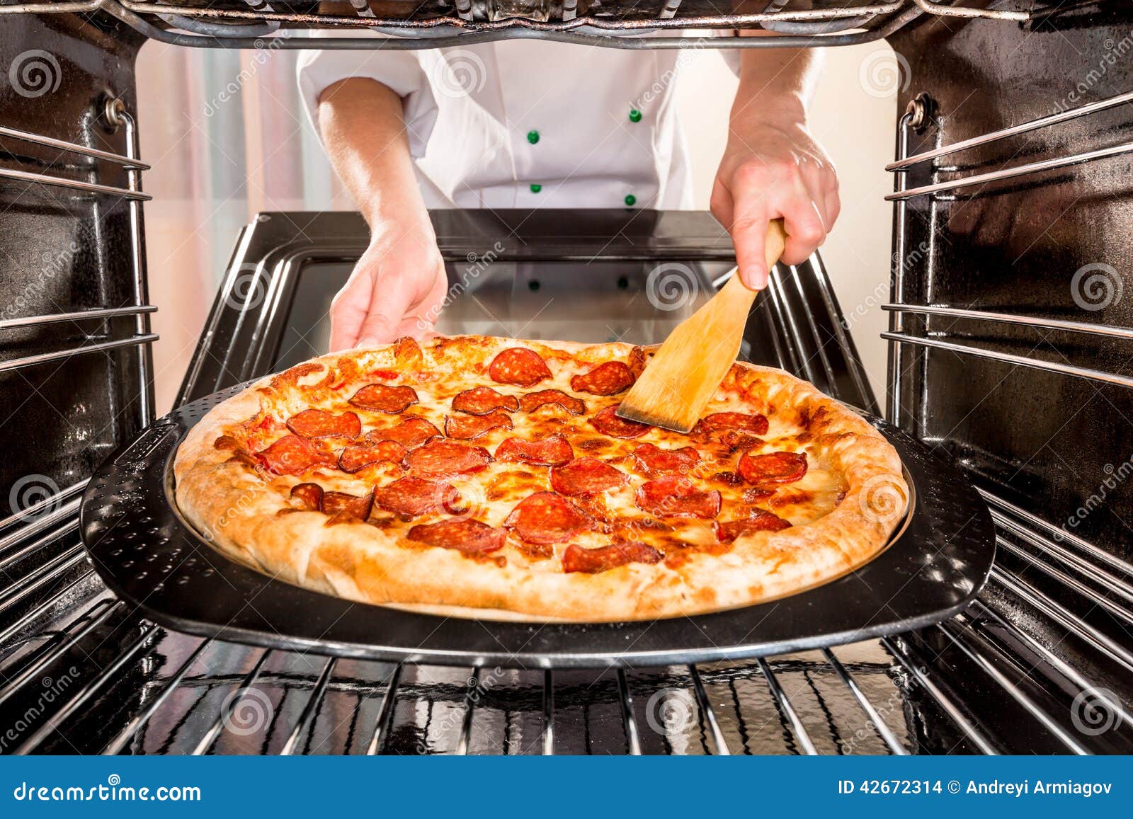 How to cook a pizza in an oven