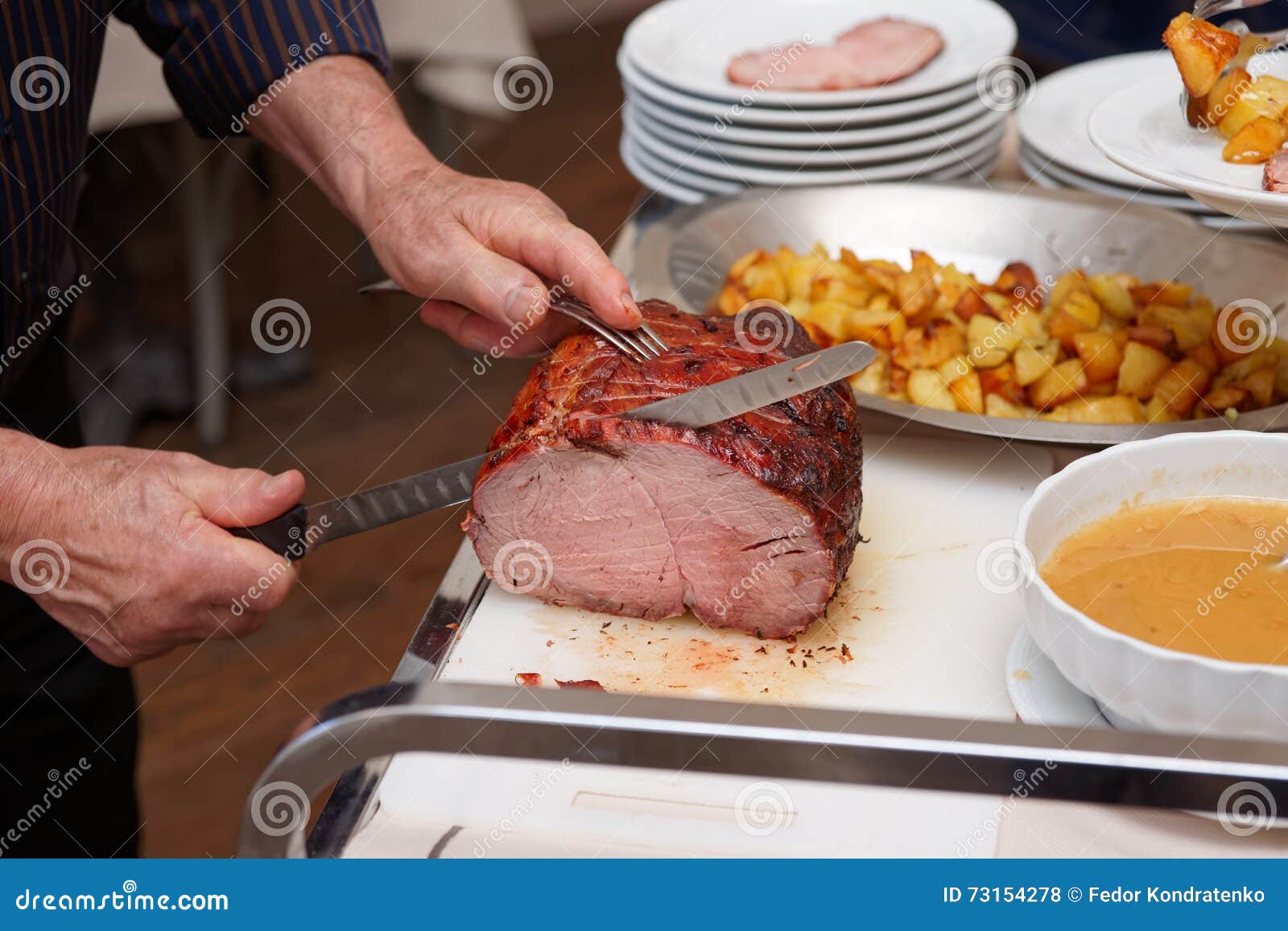 https://thumbs.dreamstime.com/z/chef-cutting-beefsteak-carving-knife-guest-table-73154278.jpg