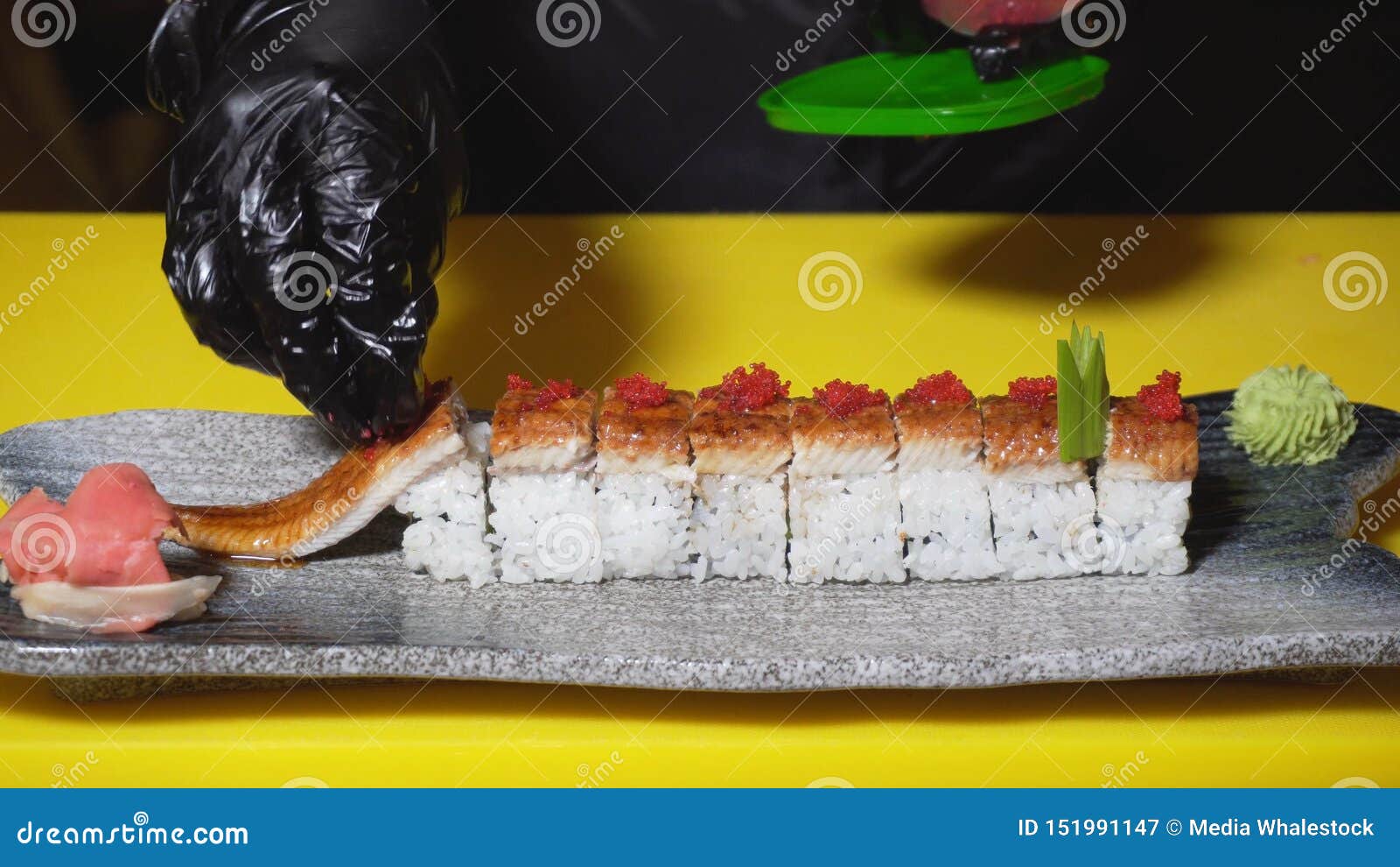 Chef Decorant Des Petits Pains De Sushi Pour Servir Dans Le Restaurant Vue Le Plan Rapproche Du Chef Professionnel Met La Poignee Image Stock Image Du Dans Poignee