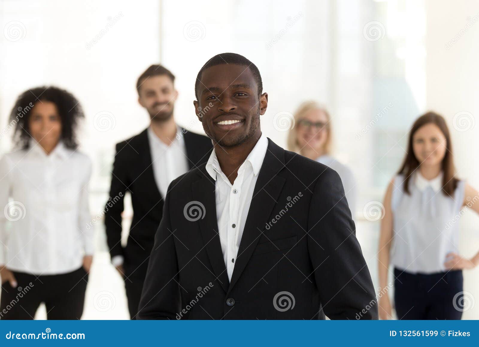 Chef D Entreprise Africain De Sourire Posant Avec L Equipe Diverse Dans Image Stock Image Du Directeur Mentorat
