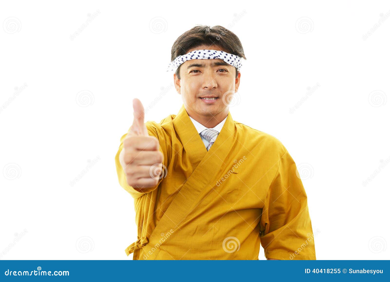 Chef japonais avec un plat des sushi. Portrait d'un chef de sushi dans l'uniforme