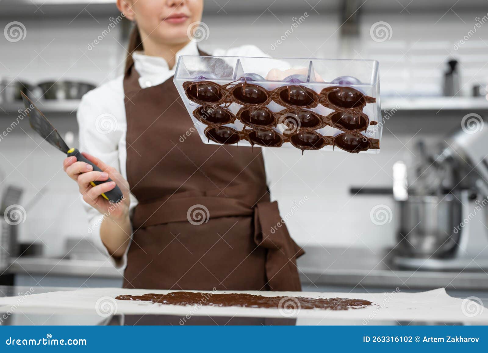 Chef Ou Chocolatier Fait Des Chocolats Sucrés Dans Une Cuisine  Professionnelle. Photo stock - Image du cuisinier, dessert: 263316102