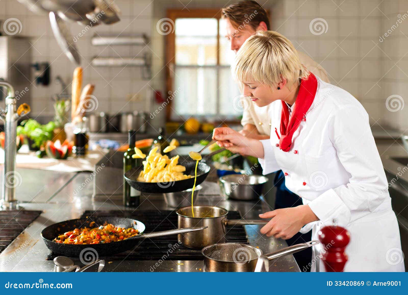 Chefs Dans Une Cuisson De Cuisine De Restaurant Ou D'hôtel Image stock