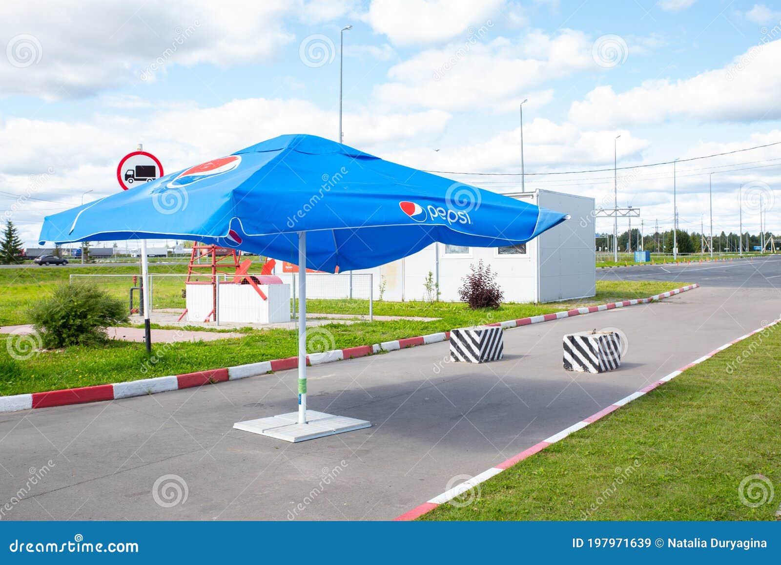 onwetendheid langzaam Balling Chekshino, Vologda, Russia, 08/19/2020. Large Blue Umbrella with the Pepsi  Logo at a Gas Station on a Summer Day Editorial Stock Image - Image of  advertising, diesel: 197971639