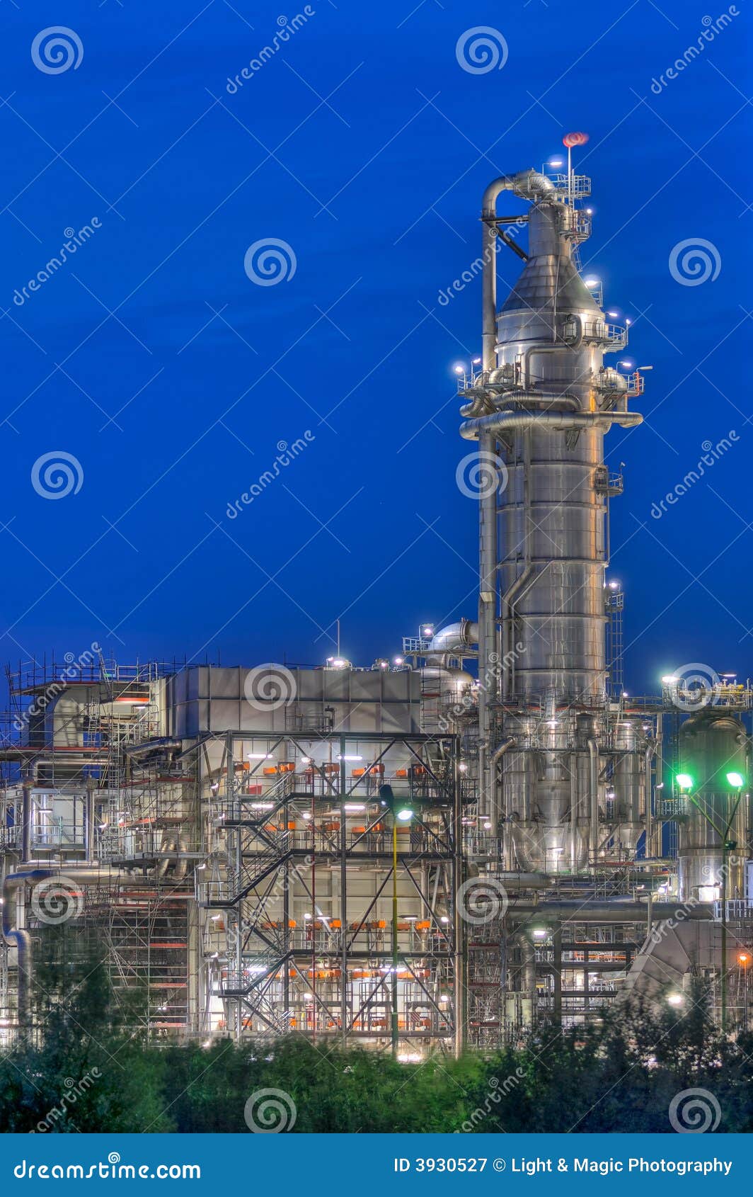 Chemische Complex. Grote chemische productiefaciliteit met een fotogenieke toren.