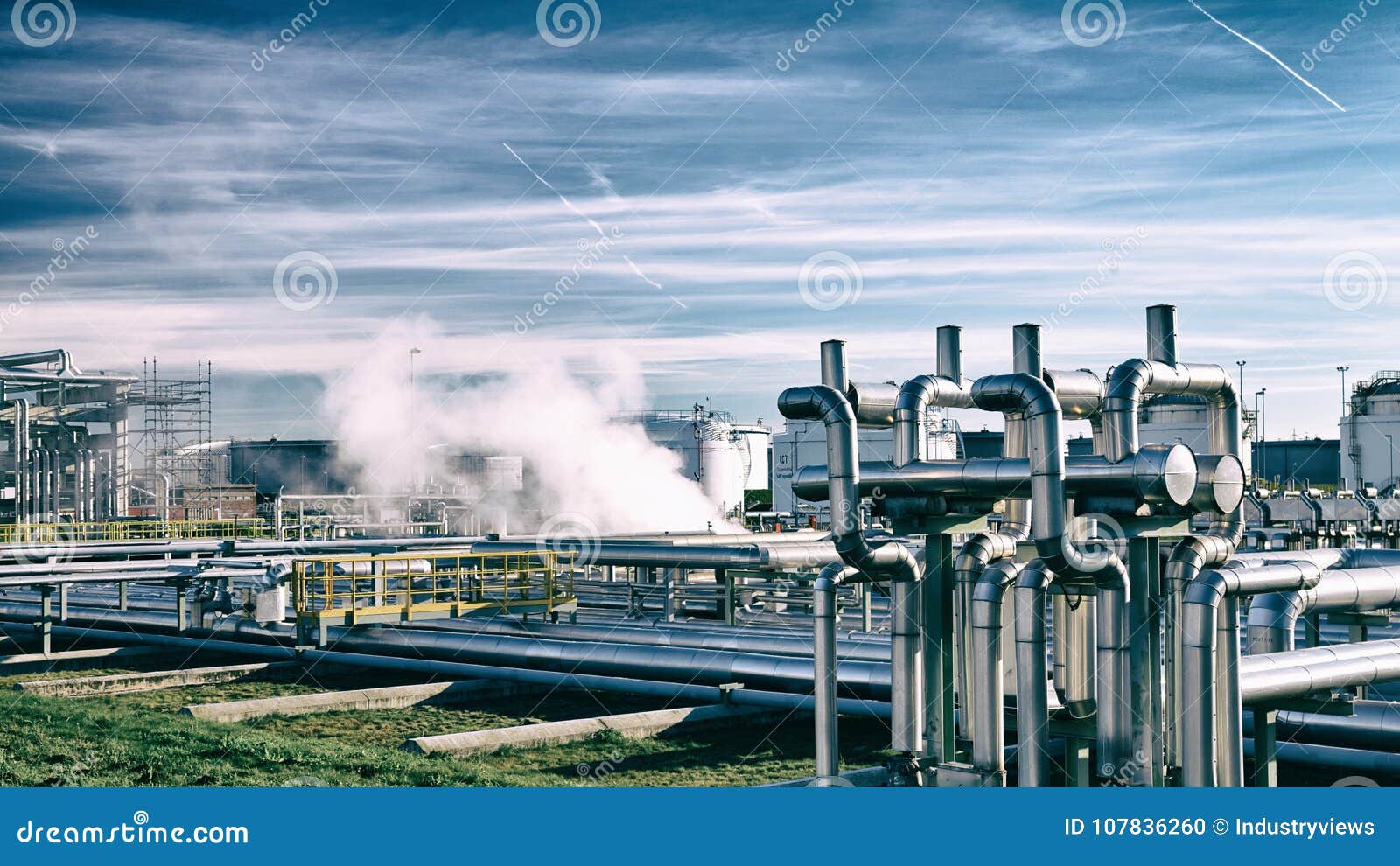 Chemische Industrie - Raffineriegebäude für die Produktion des Brennstoffs