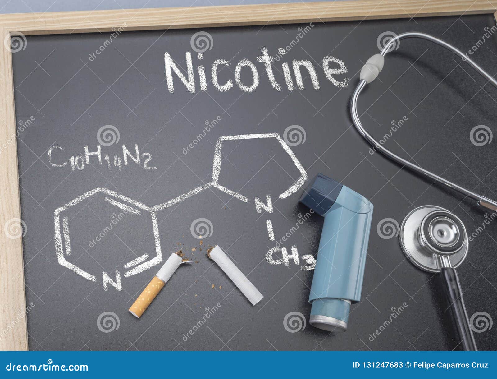 Chemisches Nikotin Der Formel Geschrieben Und Mit Kreide Auf Eine Tafel Nahe Bei Einem Inhalator Und Einem Stethoskop Gezeichnet Stockbild Bild Von Nahe Gezeichnet