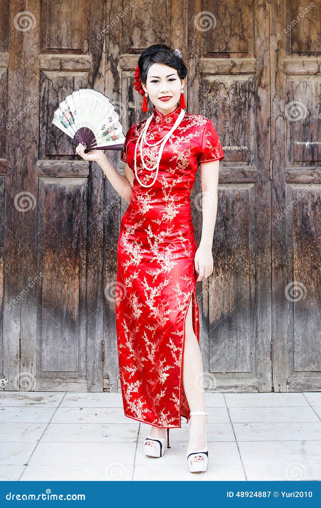 Cheongsam Tradicional Del Vestido Rojo Chino De La Mujer de archivo - Imagen de ropa, joven: 48924887