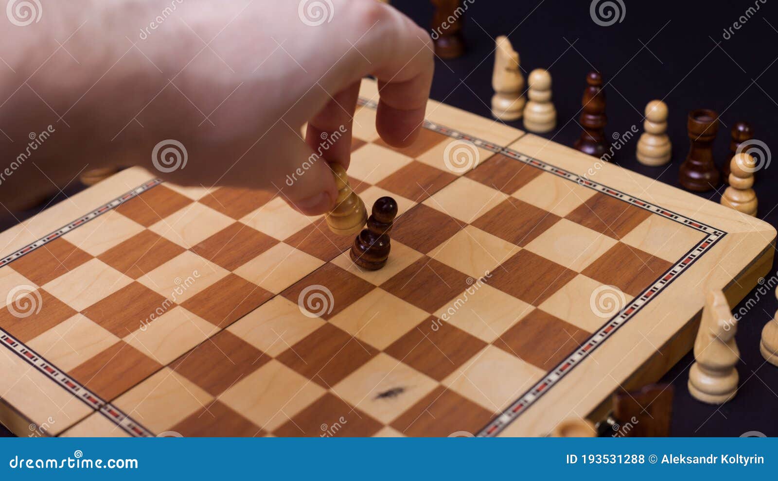 Cheque De Xadrez Ou Xeque-mate Corta Figura O Conceito De Competição Nos  Negócios. Foto de Stock - Imagem de placa, posto: 193531288