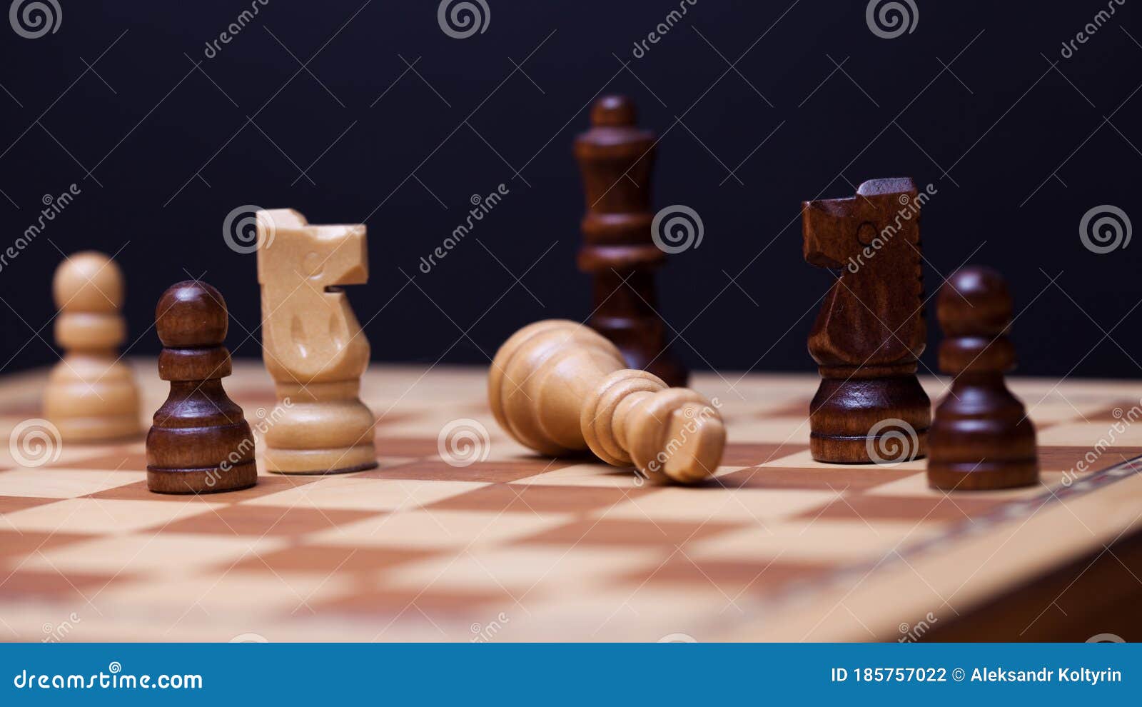 Jogo De Xadrez, Cheque Ou Xeque-mate, Corte Uma Figura, O Conceito De  Competição Nos Negócios. Peças De Xadrez Preto E Branco No Tabuleiro Foto  Royalty Free, Gravuras, Imagens e Banco de fotografias. Image 149814018