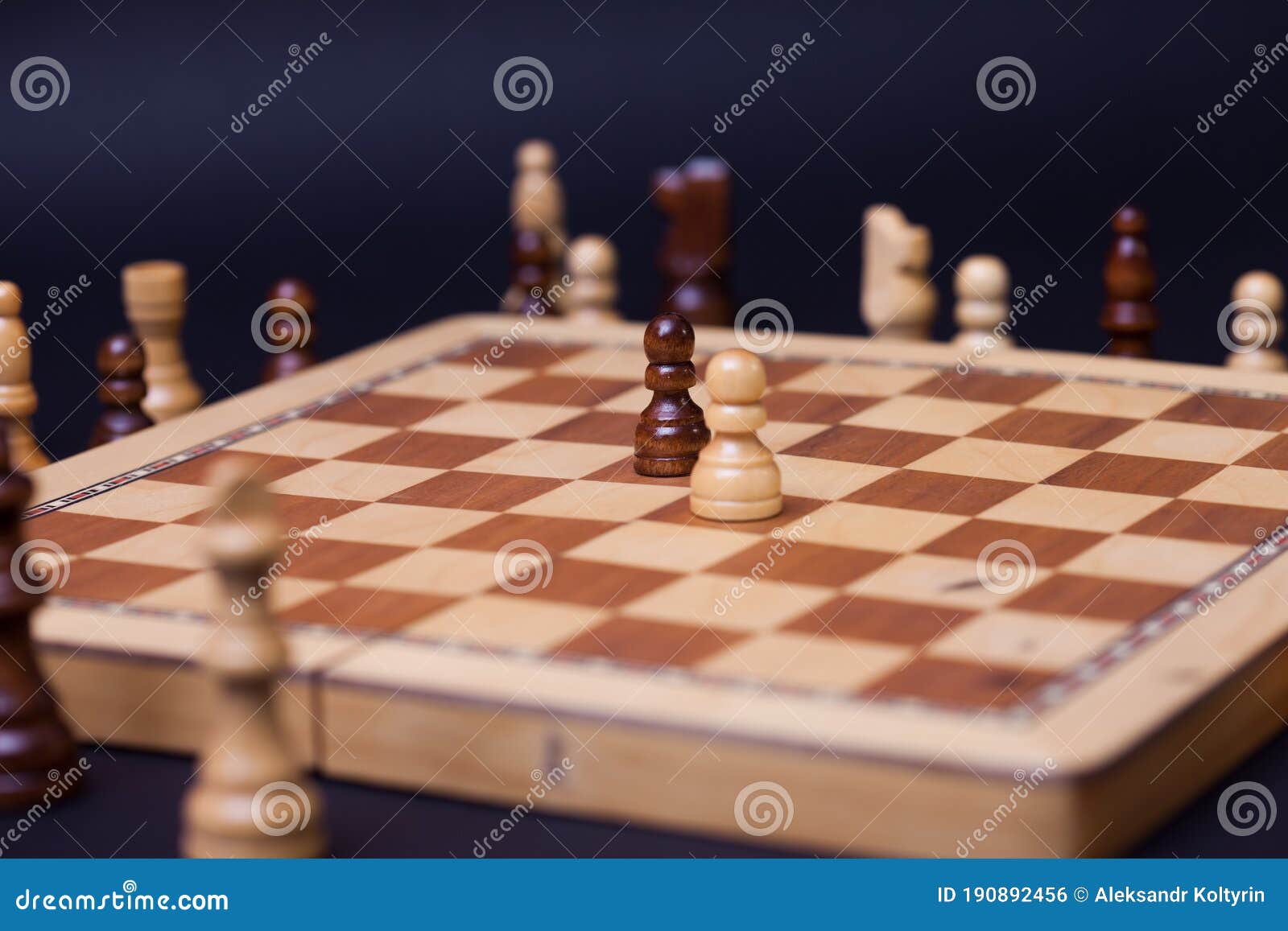 Jogo De Xadrez, Cheque Ou Xeque-mate, Corte Uma Figura, O Conceito De  Competição Nos Negócios. Peças De Xadrez Preto E Branco No Tabuleiro Foto  Royalty Free, Gravuras, Imagens e Banco de fotografias. Image 149814018