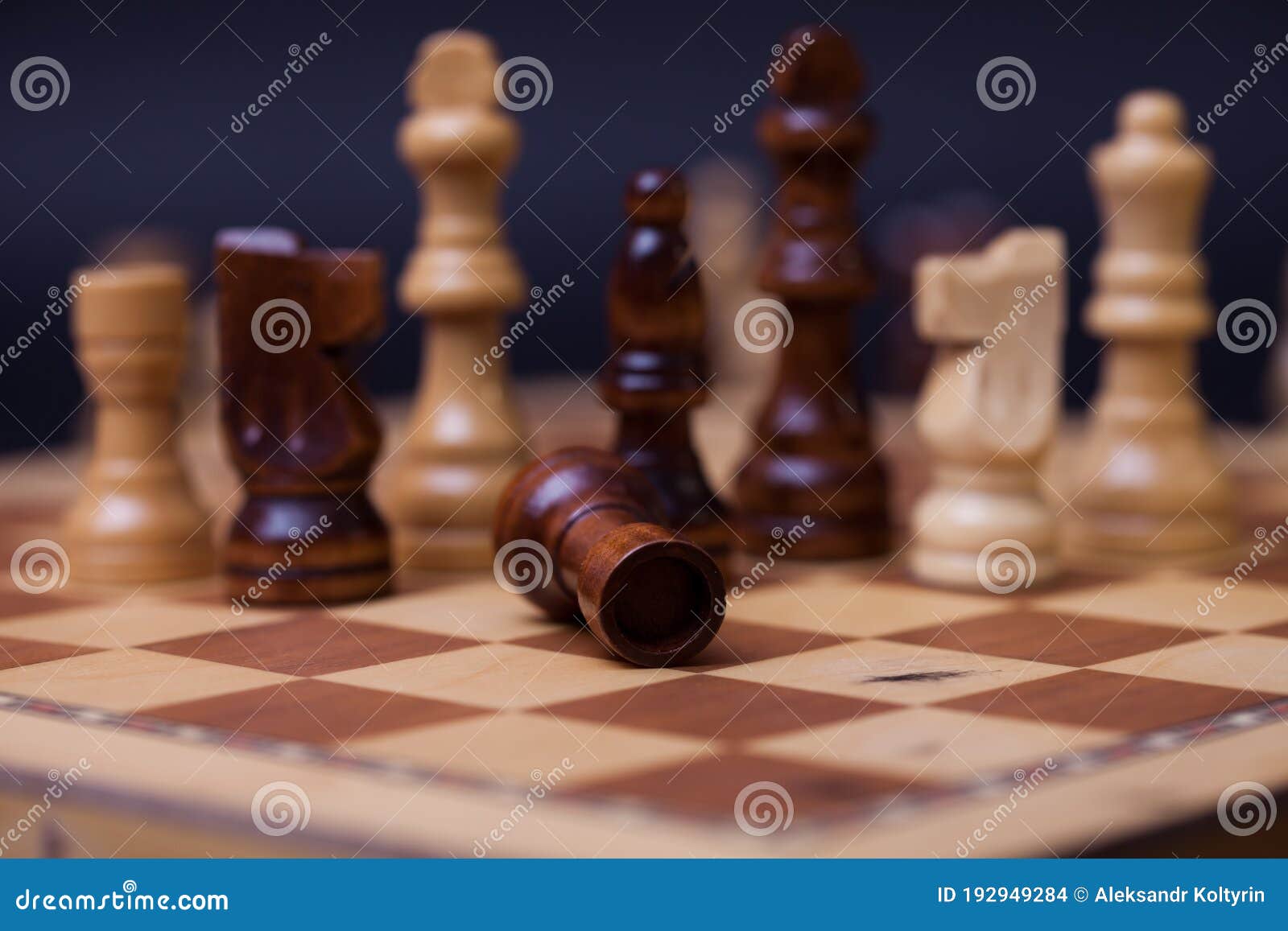 Jogo De Xadrez, Cheque Ou Xeque-mate, Corte Uma Figura, O Conceito De  Competição Nos Negócios. Foto Royalty Free, Gravuras, Imagens e Banco de  fotografias. Image 149814024