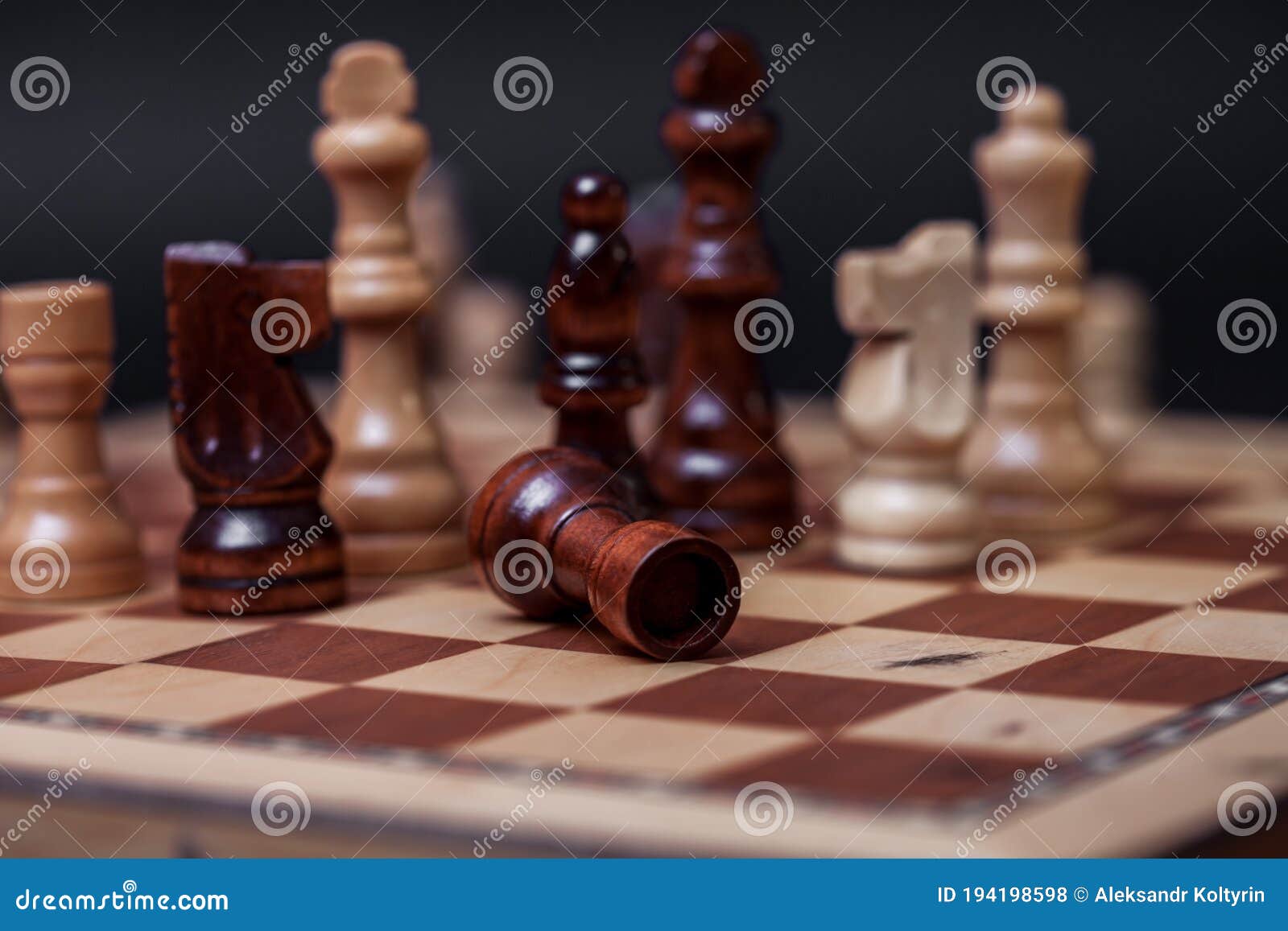 Jogo De Xadrez, Cheque Ou Xeque-mate, Corte Uma Figura, O Conceito De  Competição Nos Negócios. Peças De Xadrez Preto E Branco No Tabuleiro Foto  Royalty Free, Gravuras, Imagens e Banco de fotografias. Image 149814018