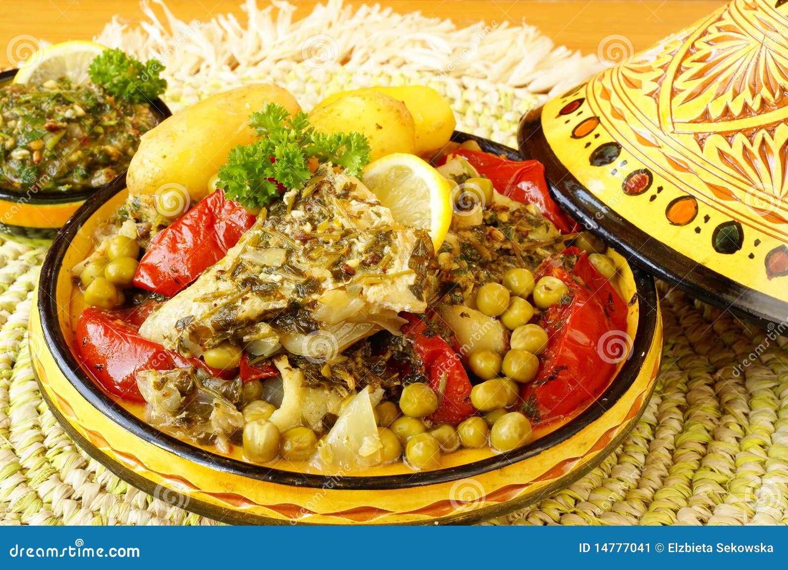 摩洛哥食物 传统tajine盘、蒸丸子和新鲜的沙拉 库存照片. 图片 包括有 正餐, 背包, 马格里布 - 142289474