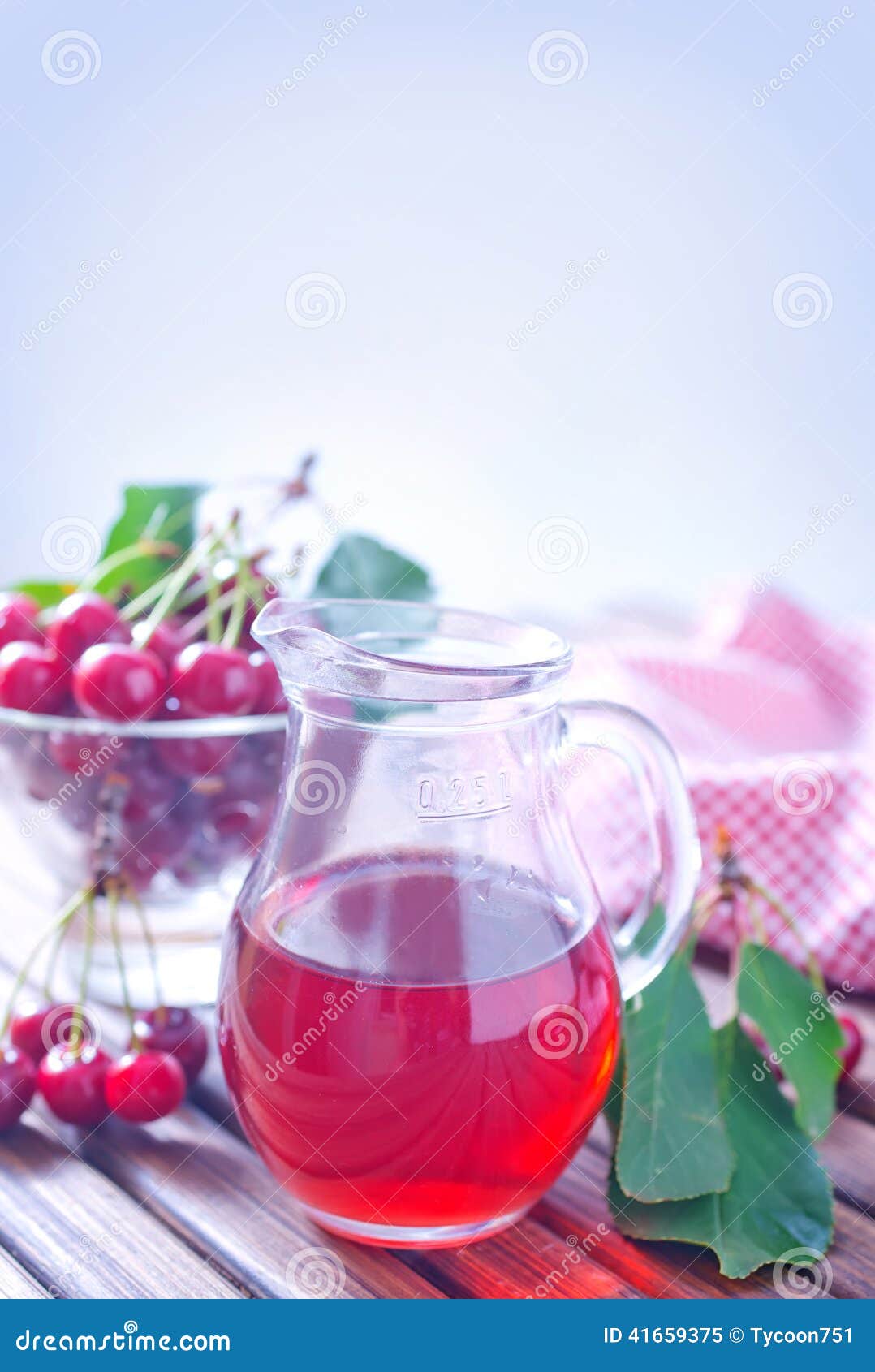 Cherry Juice. Suco da cereja no jarro de vidro