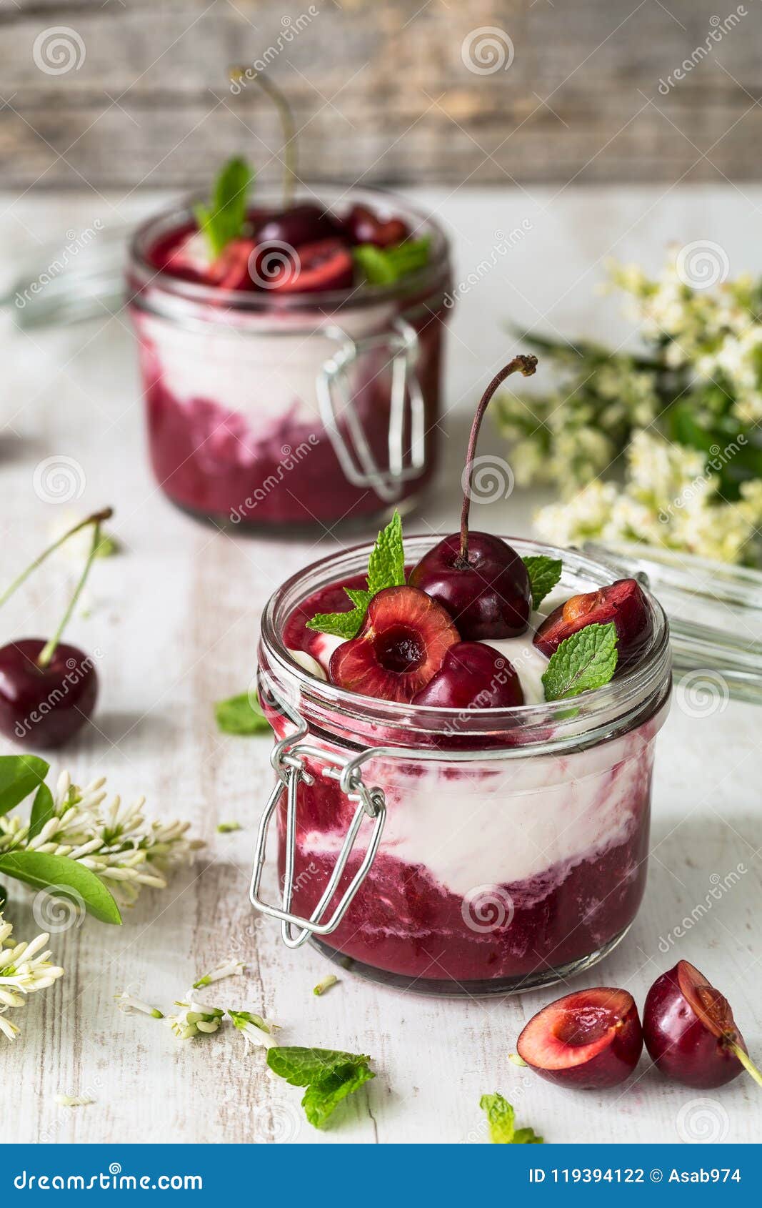 Cherry Panna Cotta Com Creme De Mascarpone Foto de Stock Imagem de