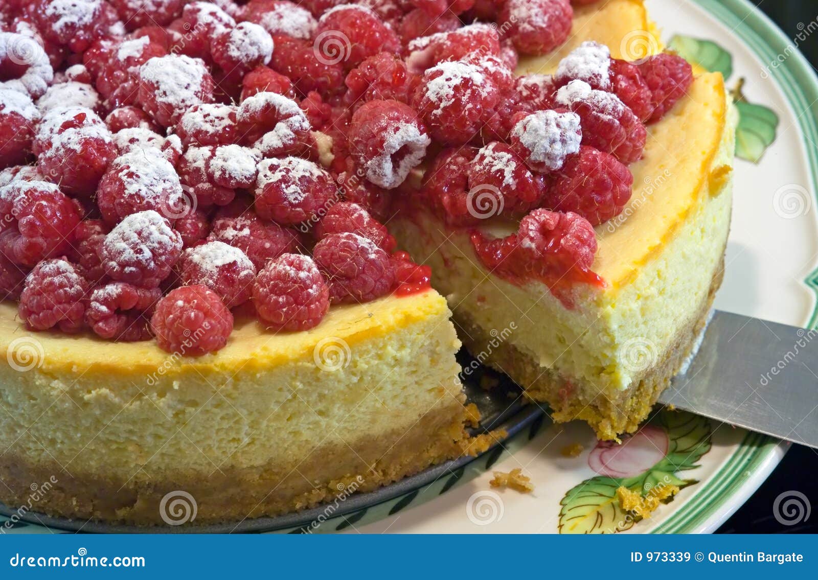 El chesecake de la frambuesa y del limón sacó el polvo con el azúcar de formación de hielo