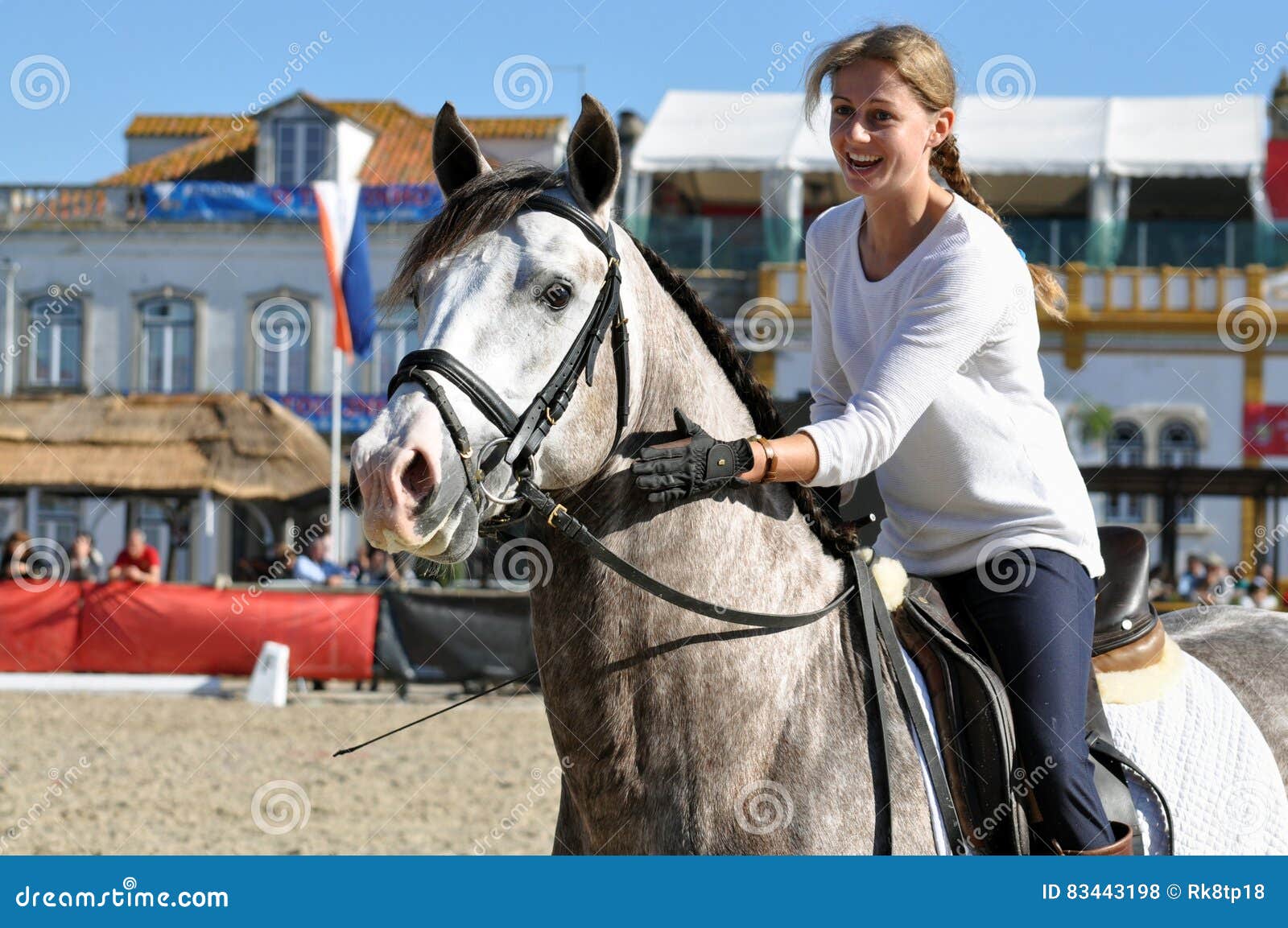 Cheval D'équitation De Fille De Wow Photo stock - Image du chevaux