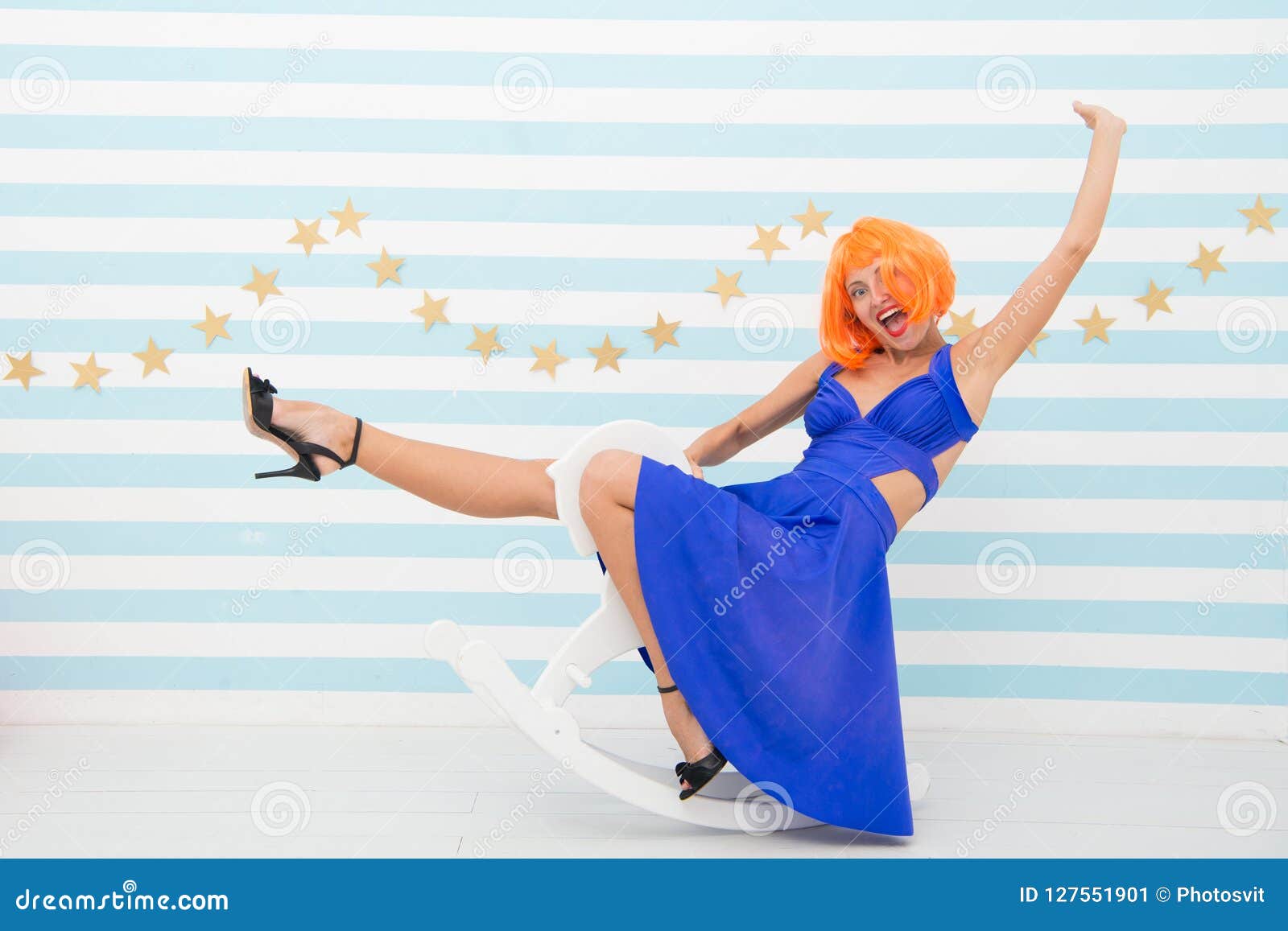 Cheval De Pin Up De Jouet De Tour De Fille La Fille De Pin Up Ont Plaisir A Monter Avec Le Regard Fou Fantaisie Folle Joyeux Anni Image Stock Image Du Jouet Plaisir