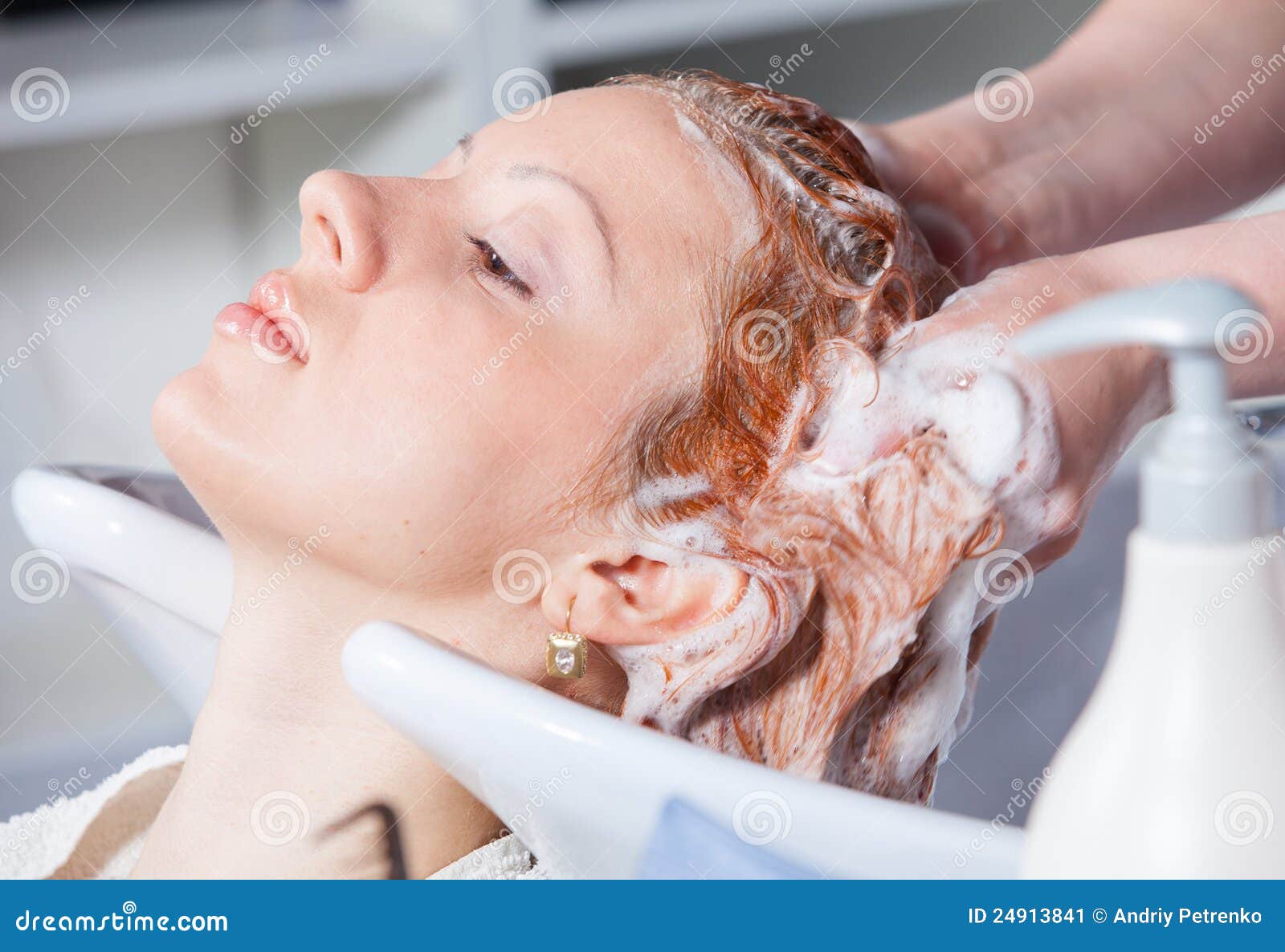 Cheveu lavant à un salon de coiffure, jeune fille caucasienne