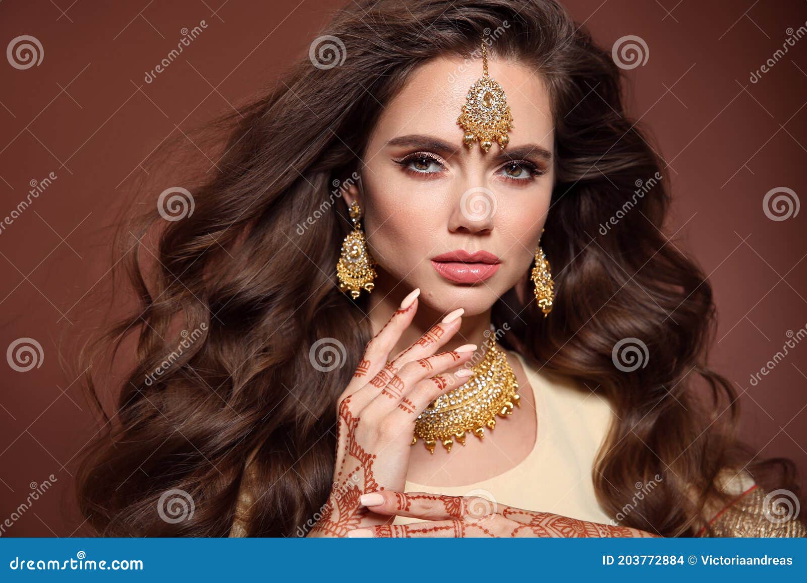 Cheveux ondulés. portrait de belle femme aux bijoux indiens. modèle de