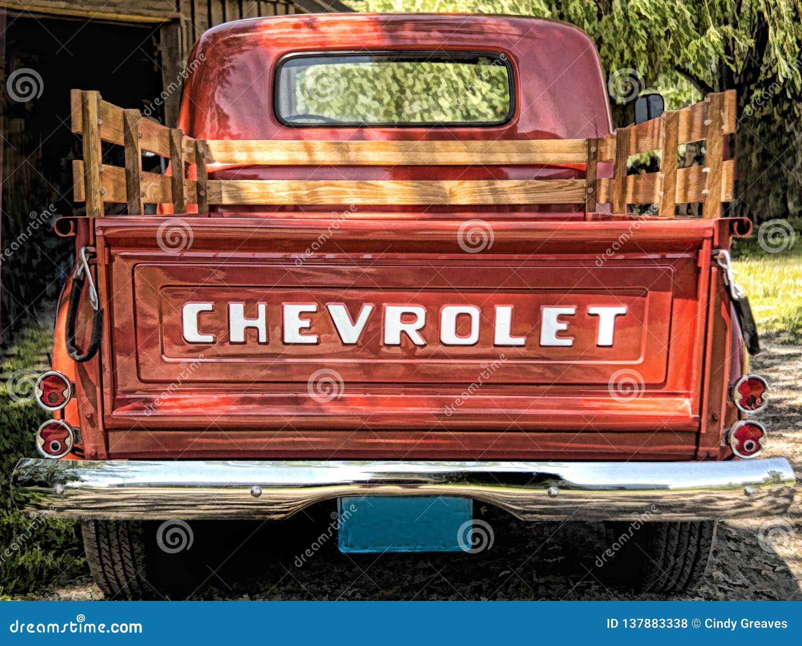 57 Chevrolet podnoszą w górę ciężarowego tylni widoku. 1957 Chevrolet czerwony podnosi w górę ciężarowego tylni widoku tailgate z błękitną tablicą rejestracyjną