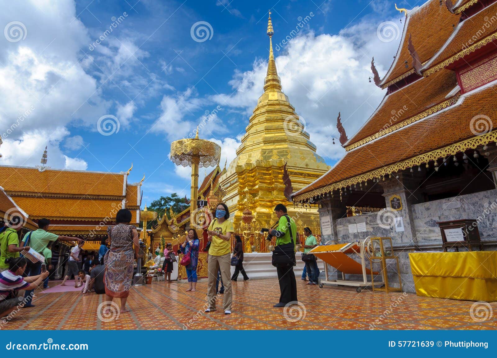 CHIANG MAI, TAILANDIA 9 de junio: Stupa de la visita de muchos turistas de Wat P. CHIANG MAI, TAILANDIA 9 de junio: Muchos turistas visitan el stupa de Wat Phra That Doi Suthep, 2015, Chiang Mai, Tailandia