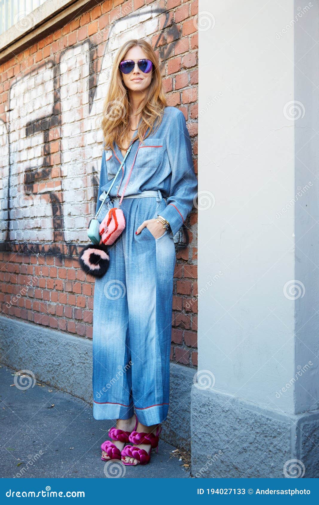 MILAN, ITALY - SEPTEMBER 19, 2019: Woman with Fendi bag and beige shirt  before Fendi fashion show, Milan Fashion Week street style Stock Photo -  Alamy