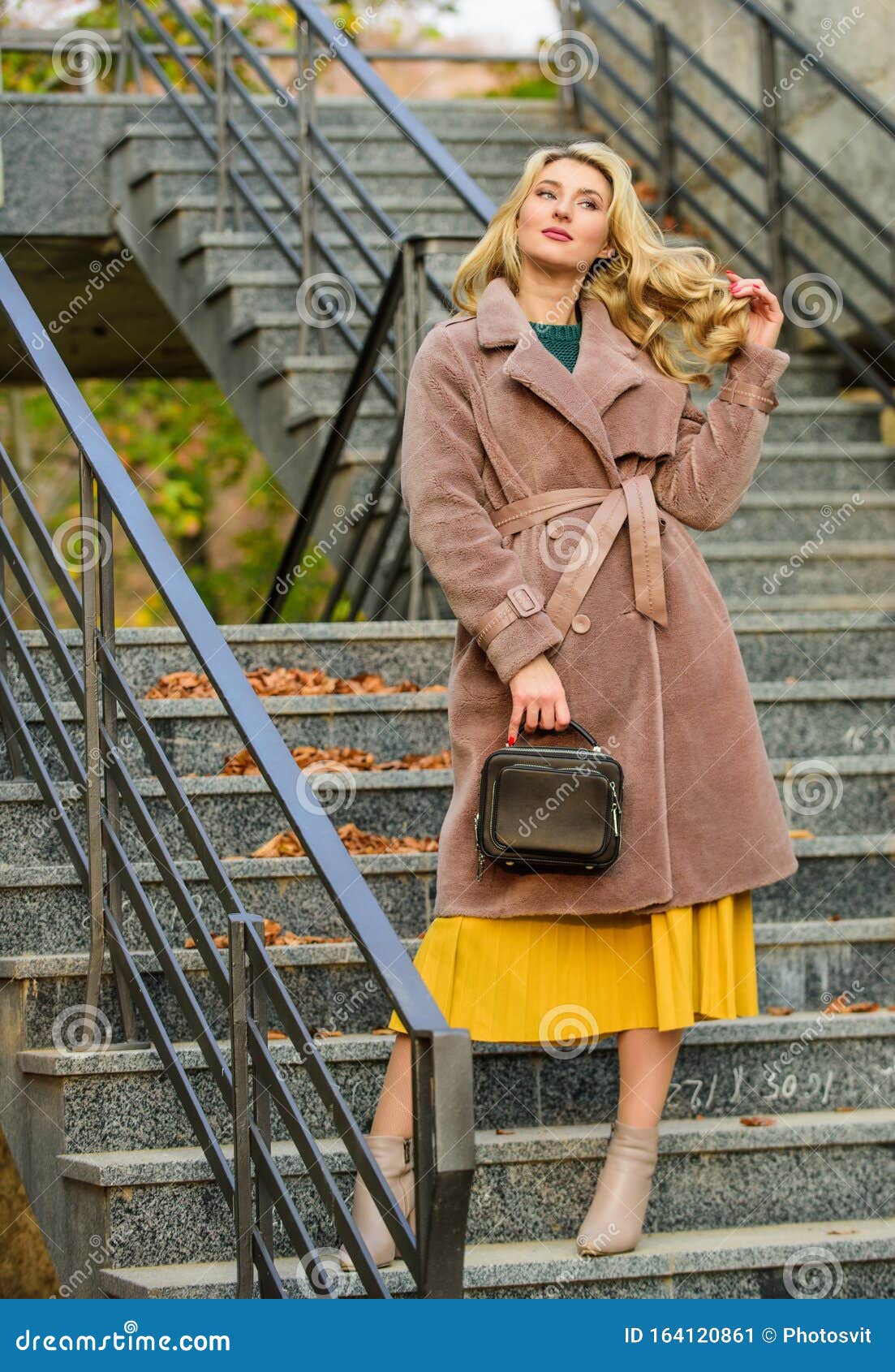 Chica Abrigada De Fondo Urbano Crear Ropa De Otoño Para Sentirse Cómodo Y  Bonito Equipo De Otoño Mujer Imagen de archivo - Imagen de piel, elegante:  164120861