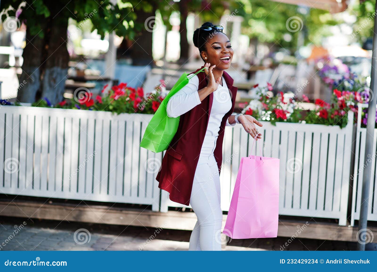 Chica Afroamericana Casual Con Bolsas De Compra De Colores Foto De Archivo Imagen De Minorista 
