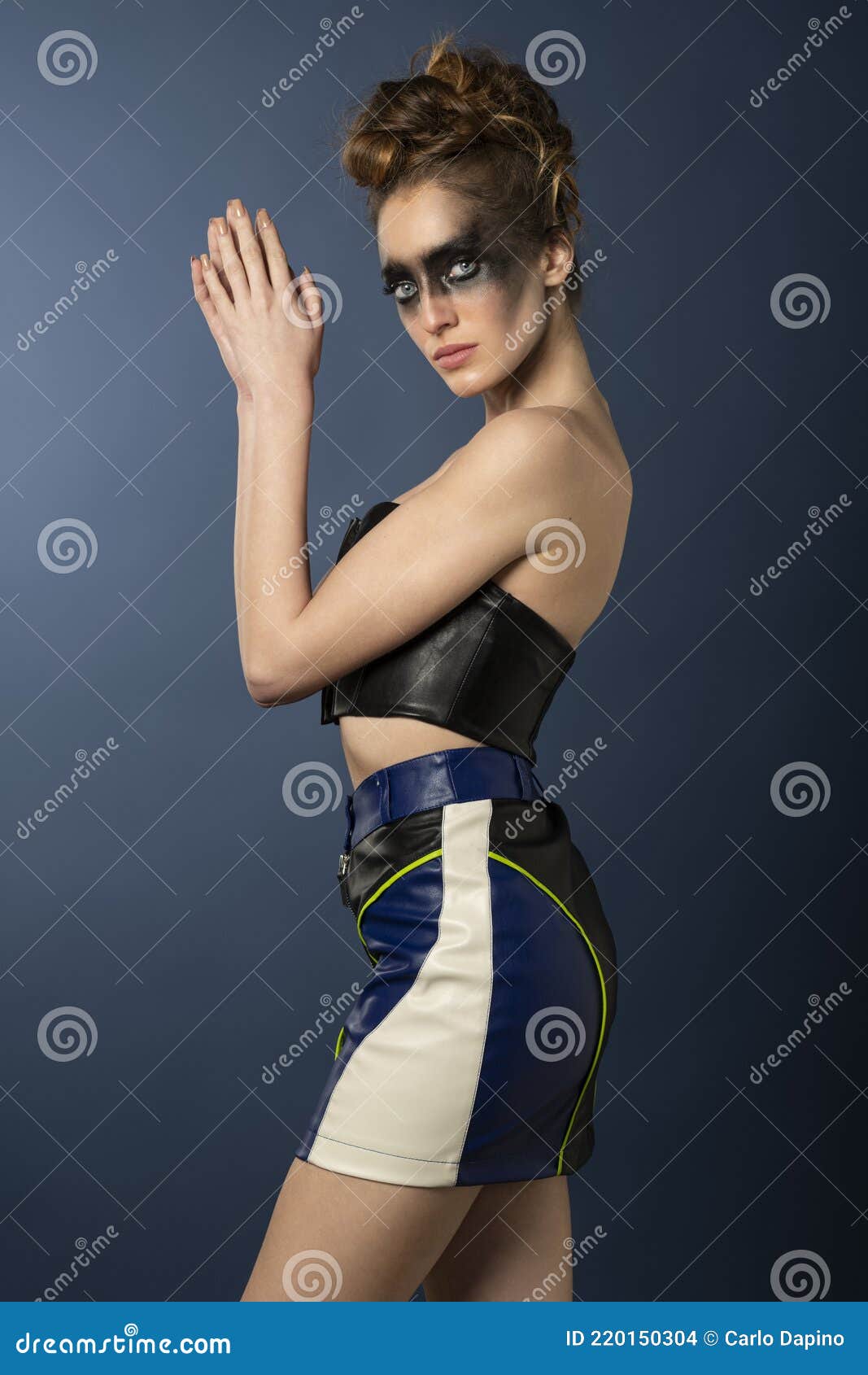 Chica Caucásica Súper Sensual En Traje Punk Con Maquillaje Oscuro En La Cara Foto de archivo - Imagen de cosmético, color: 220150304 Chica Caucásica Súper Sensual En Traje Punk Con Maquillaje Oscuro En La Cara Foto de archivo - Imagen de cosmético, color: 220150304