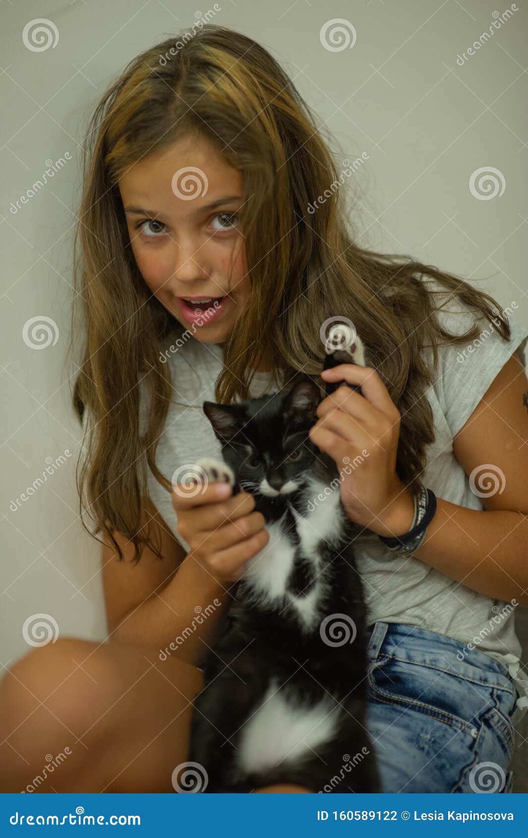 Chica Caucásica Muy Joven Con Un Lindo Gatito Foto De Archivo Imagen