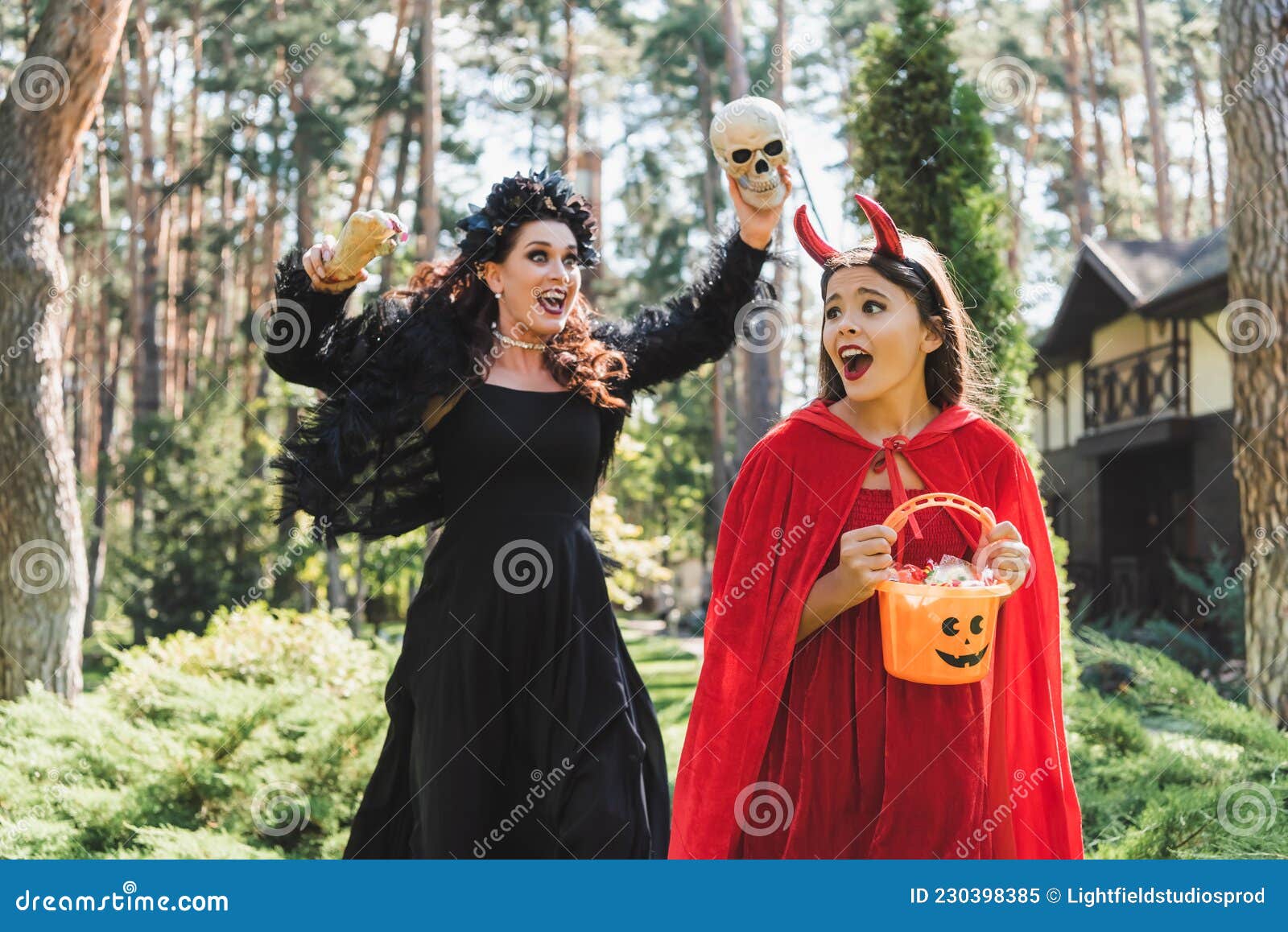 necesidad Diversidad perfil Chica Con Disfraces De Halloween Del Diablo Imagen de archivo - Imagen de  susto, grito: 230398385
