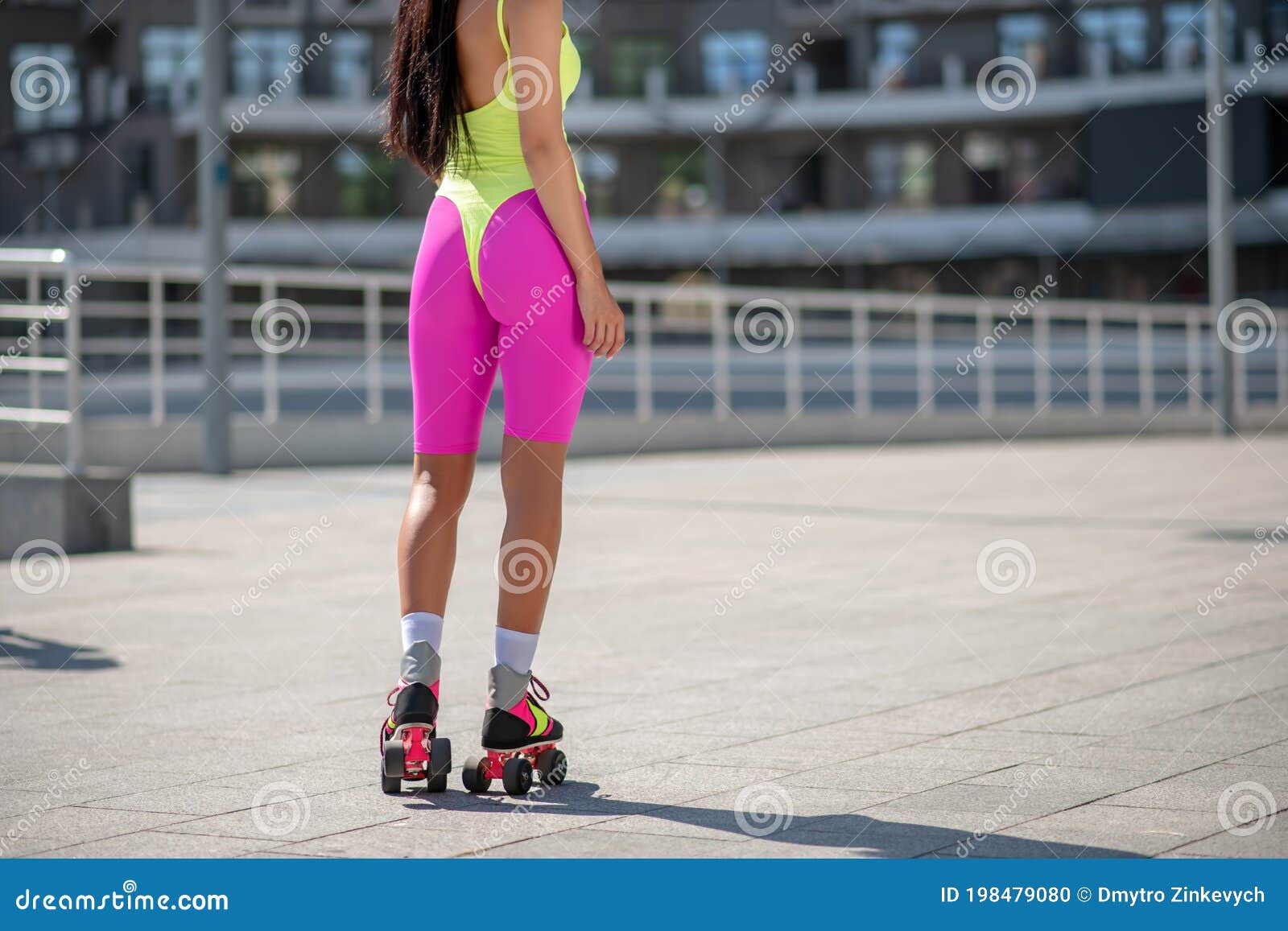 Chica Con Ropa Deportiva Brillante Y Patines De Rodillos Pasándola Bien  Foto de archivo - Imagen de joven, hermoso: 198479080