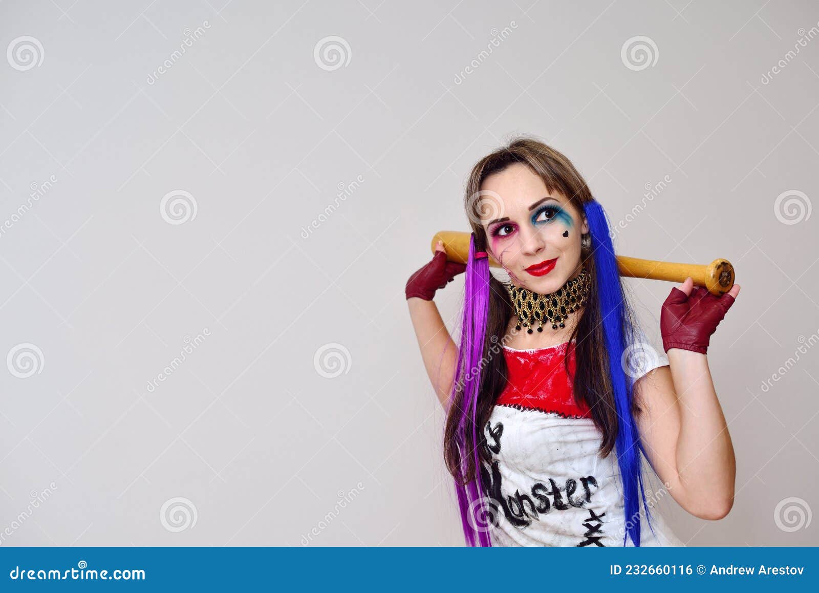 Chica Cosplayer Con Un Bate De Béisbol Disfrazado De Harley Quinn Foto de  archivo - Imagen de manera, palo: 232660116