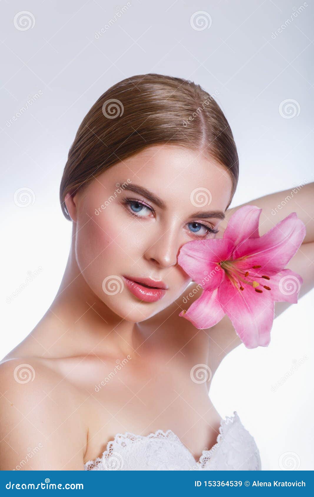 Chica De Belleza Con Flores De Lirio Rosa Cerca De La Cara Cosméticos Y  Cosmetología Imagen de archivo - Imagen de cara, adulto: 153364539