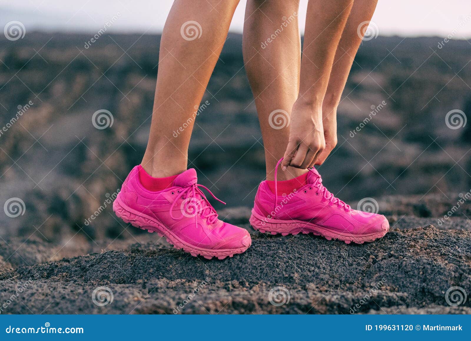 Chica Entrenamiento Se Prepara Para Caminar Sobre Rocas De Montaña Atando De Zapatos Correr - Calzado De Moda Foto de archivo - Imagen de senderismo, calcetines: 199631120