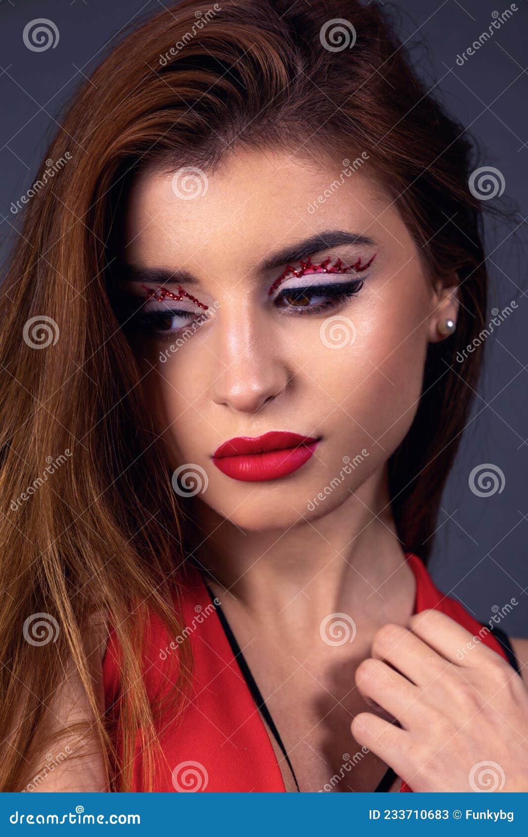 Chica De Fuego Inventó La Idea De Halloween. Sesión De Belleza En El Estudio Con Maquillaje De Halloween Imagen de archivo - Imagen de haga, persona: 233710683 Chica De Fuego Inventó La Idea De Halloween. Sesión De Belleza En El Estudio Con Maquillaje De Halloween Imagen de archivo - Imagen de haga, persona: 233710683
