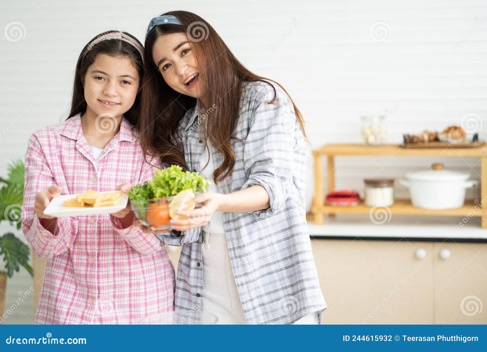 Amor entre hermana, hermana mayor ama a su hermana menor, vínculo de amor  familiar